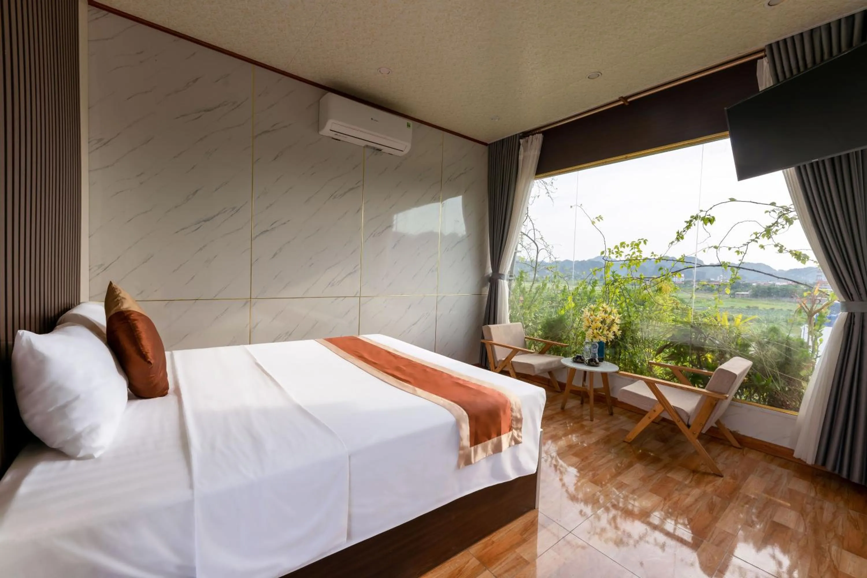 Bed in TAM COC SUNSHINE HOTEL