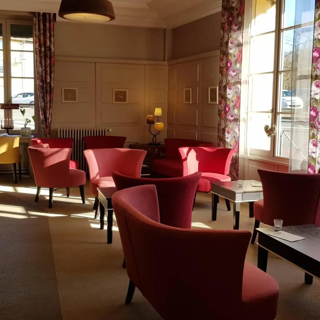 Lounge or bar in Hostellerie d'Héloïse Logis