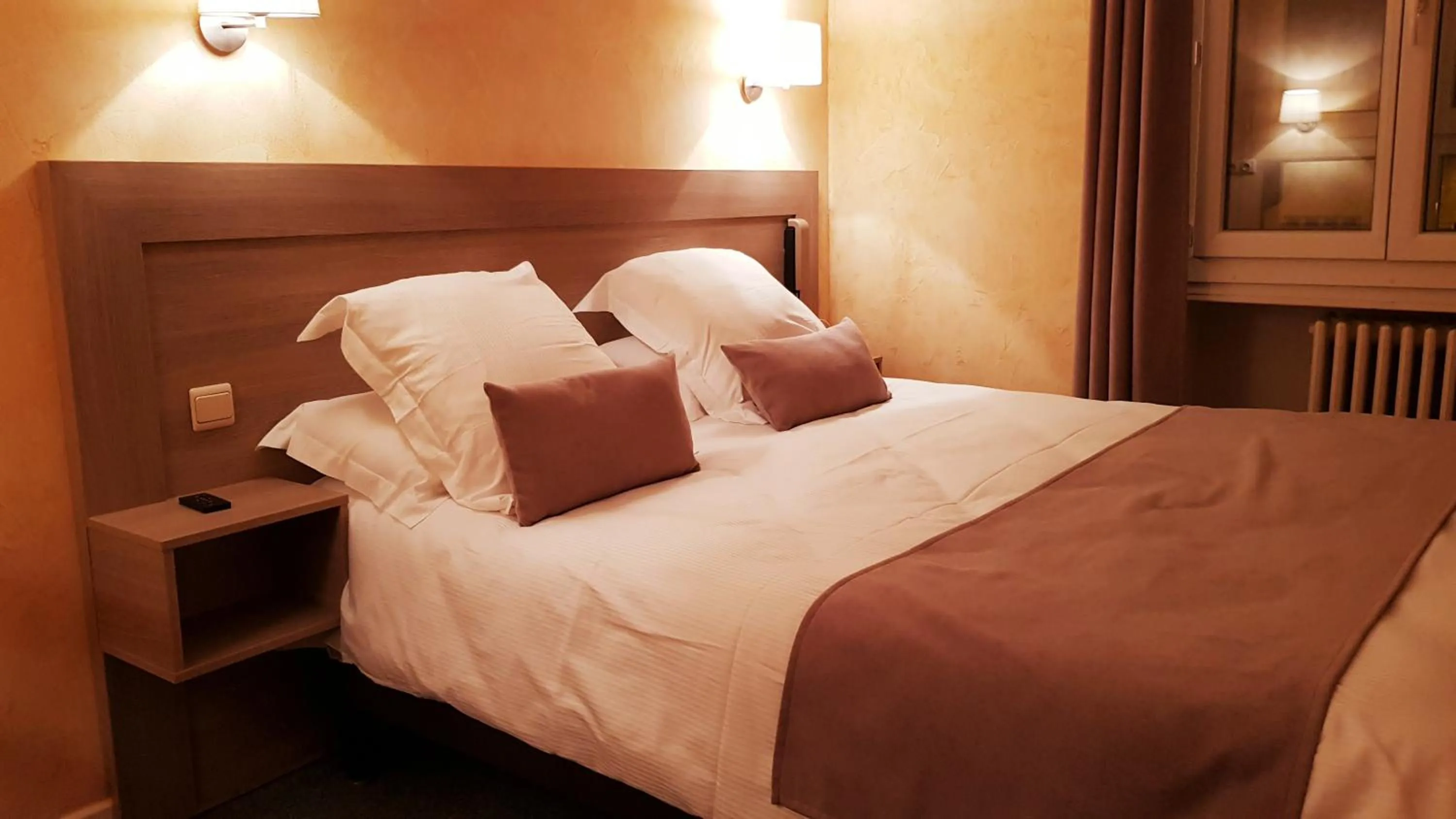 Bed in Hostellerie d'Héloïse Logis