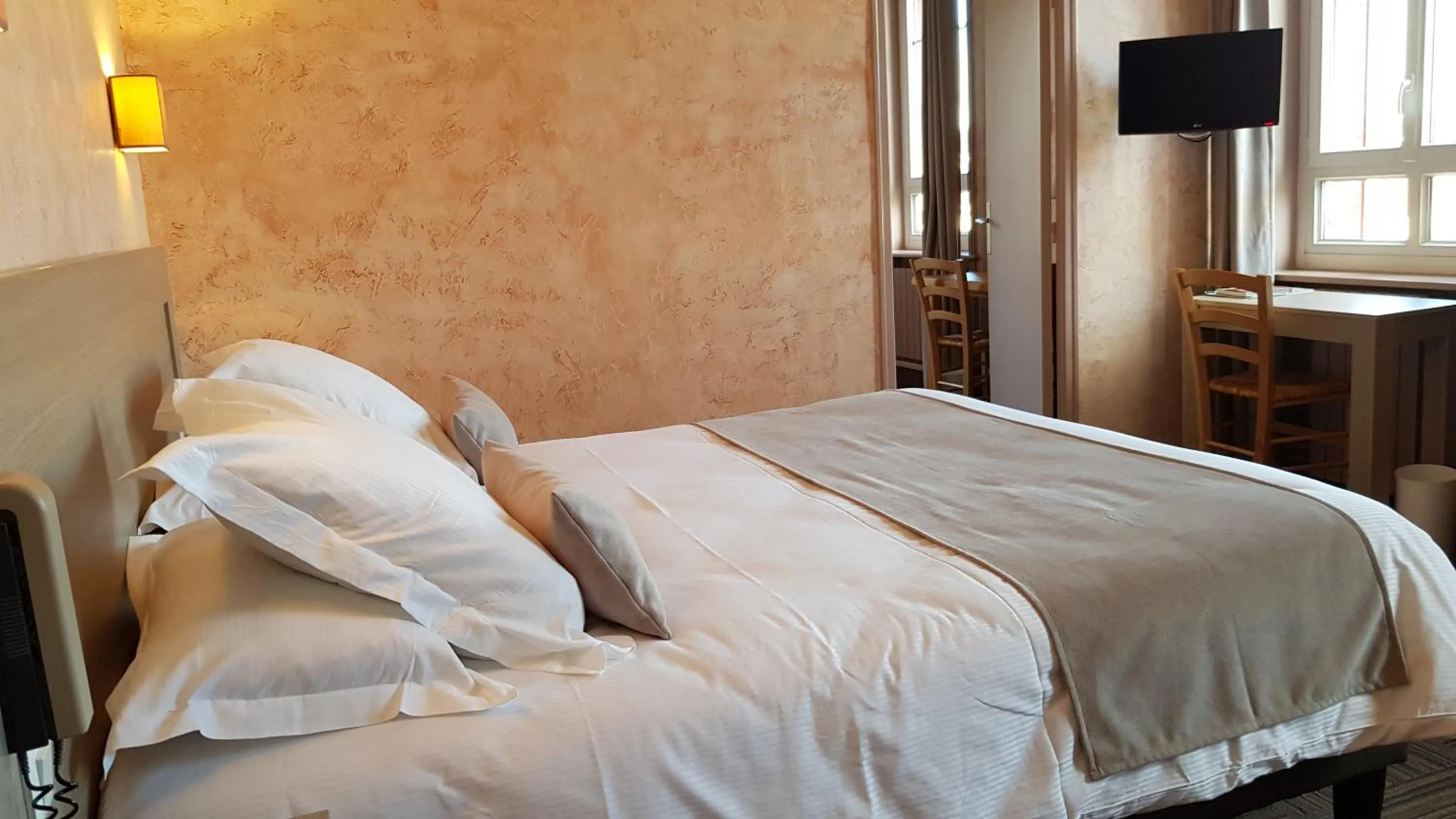 Bed in Hostellerie d'Héloïse Logis