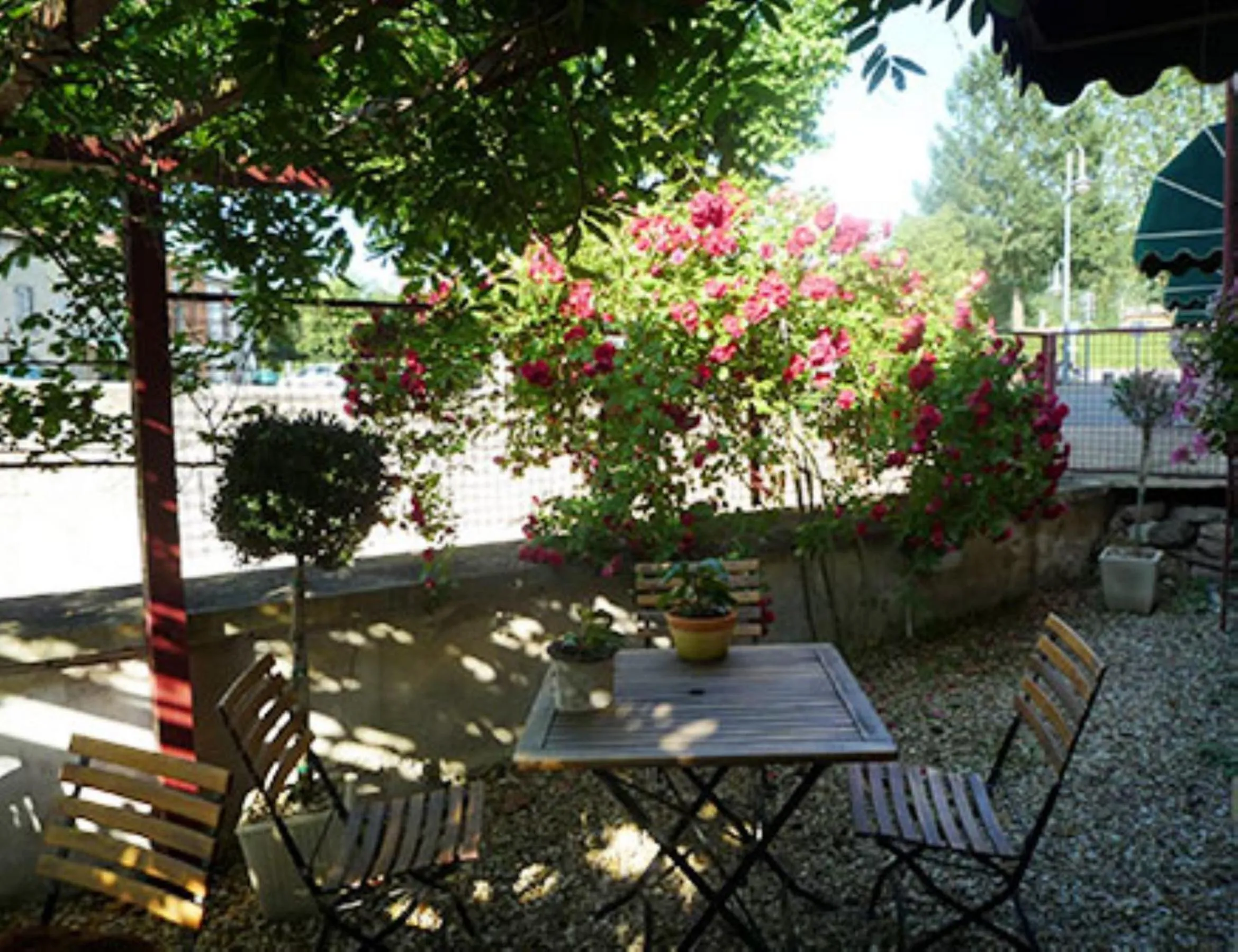 Patio in Hostellerie d'Héloïse Logis