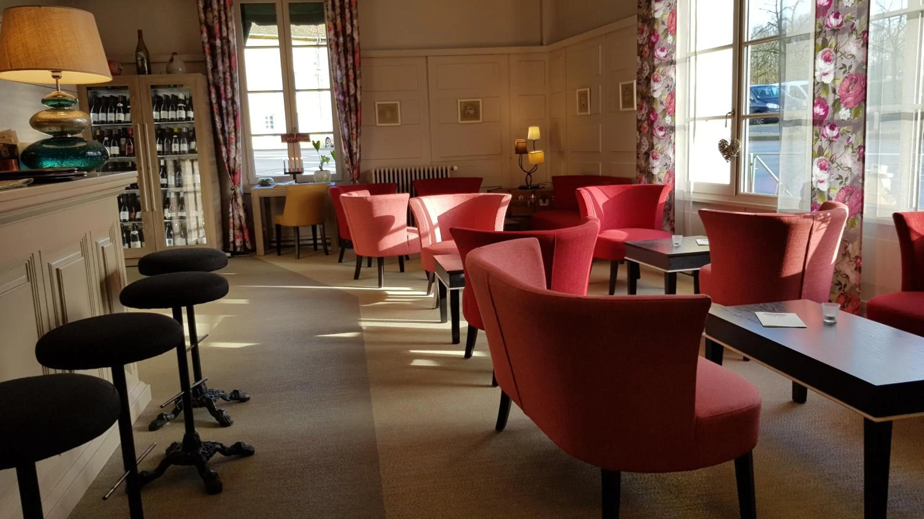 Lounge or bar in Hostellerie d'Héloïse Logis