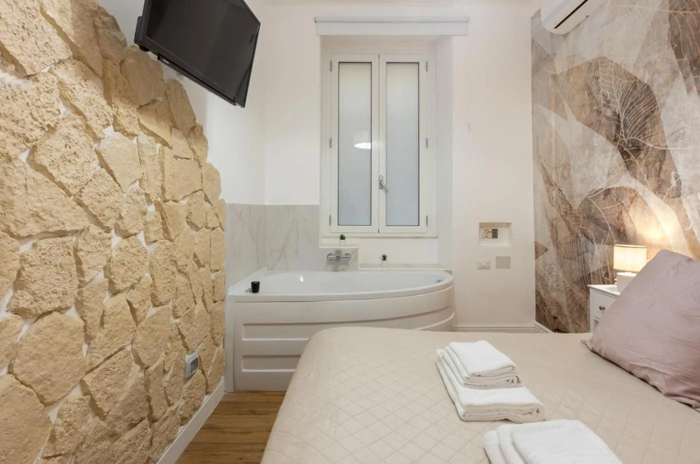 Photo of the whole room, Bed in Fior Di Loto Rooms