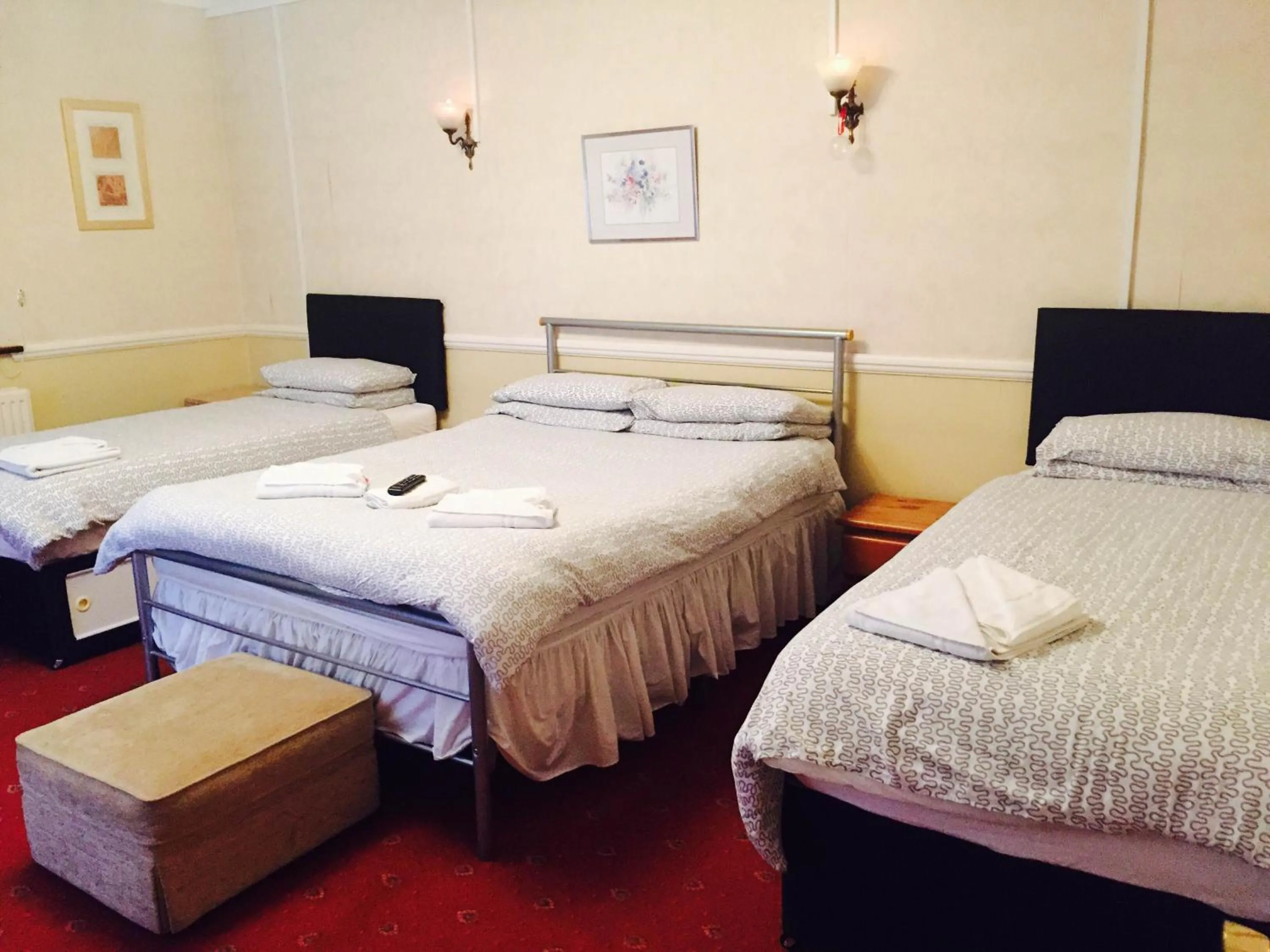 Photo of the whole room, Bed in Welbeck Hotel - Close to Beach, Train Station & Southend Airport