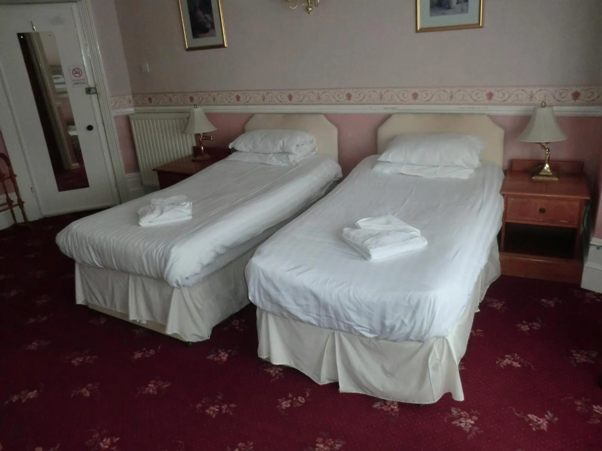 Bed in Welbeck Hotel - Close to Beach, Train Station & Southend Airport