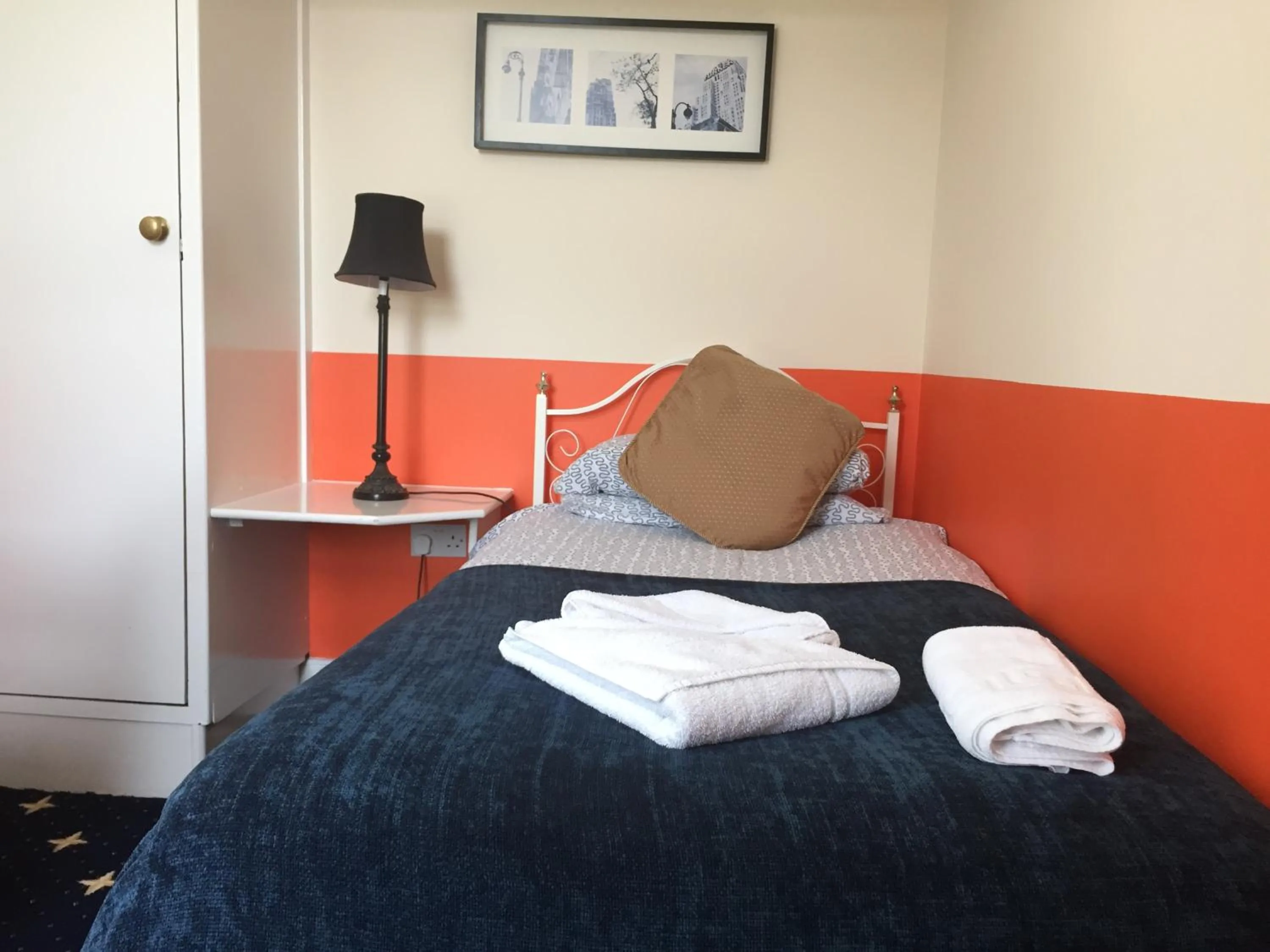 Bed in Welbeck Hotel - Close to Beach, Train Station & Southend Airport