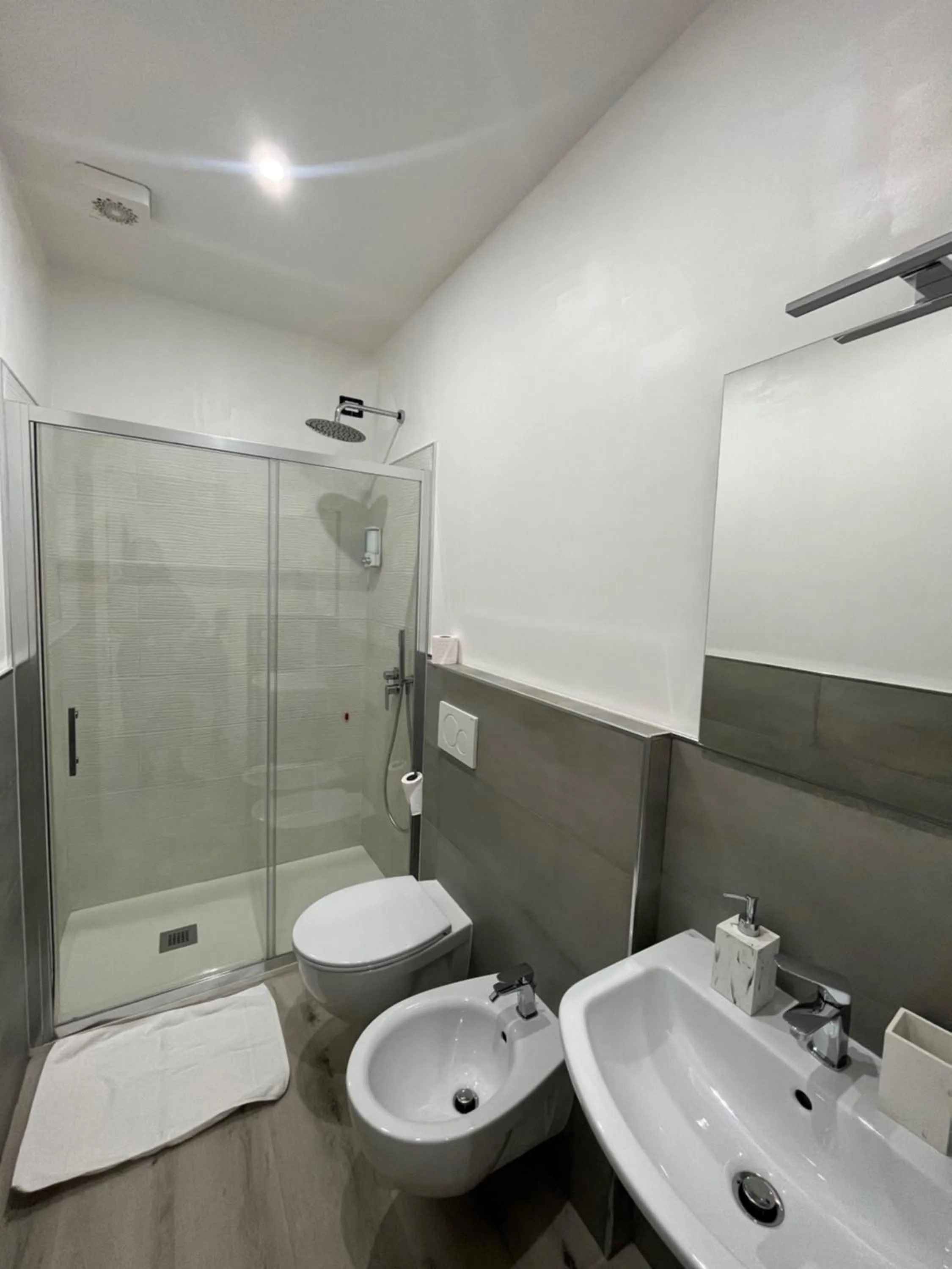 Shower in Thanit Rooms