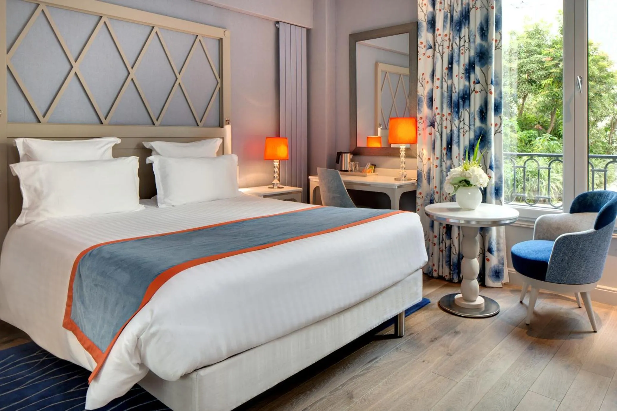 Bedroom, Bed in Rochester Champs Elysees