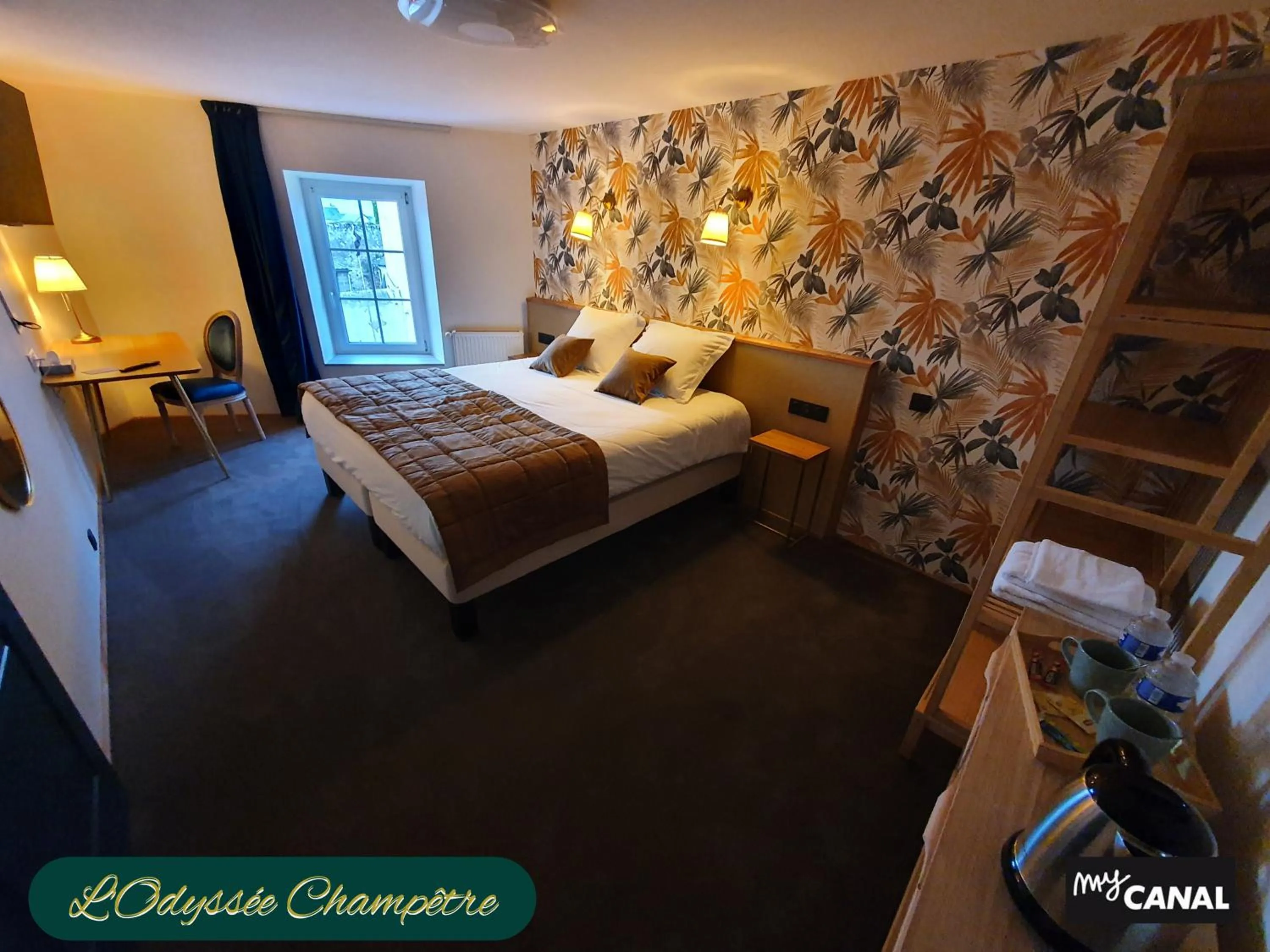 Bed in Logis Hôtel Restaurant L'Odyssée Champêtre