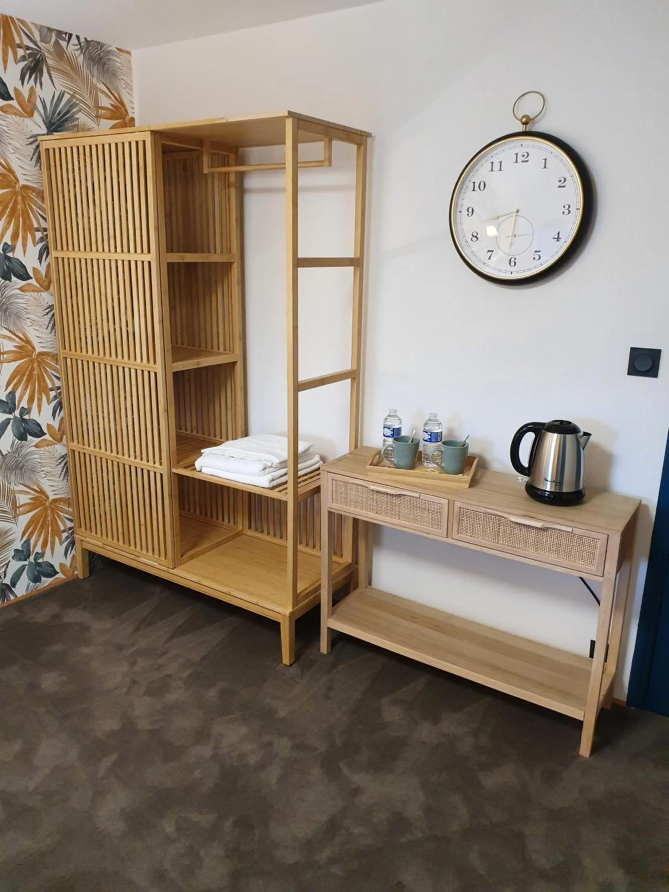Coffee/tea facilities in Logis Hôtel Restaurant L'Odyssée Champêtre