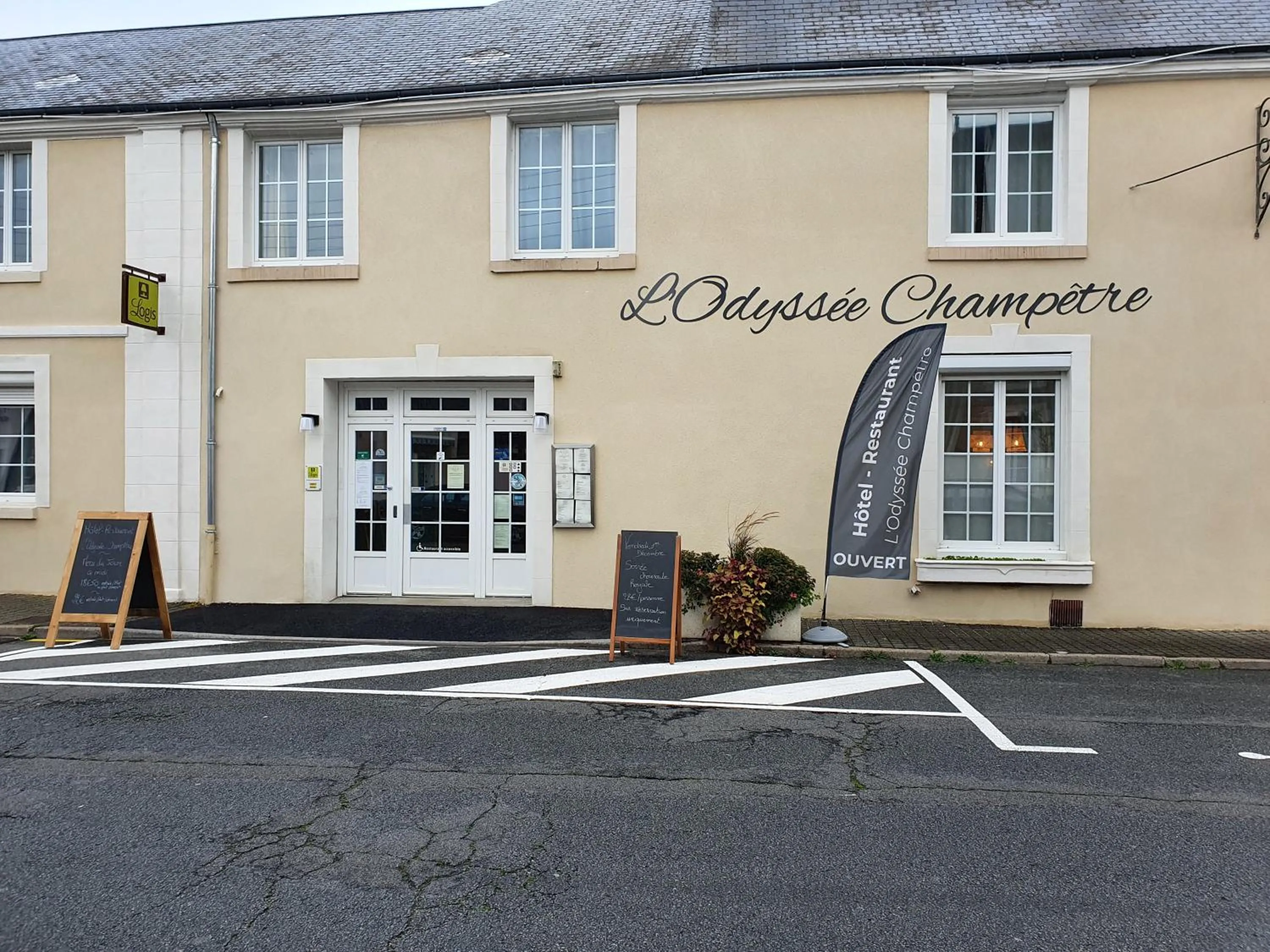 Property building in Logis Hôtel Restaurant L'Odyssée Champêtre