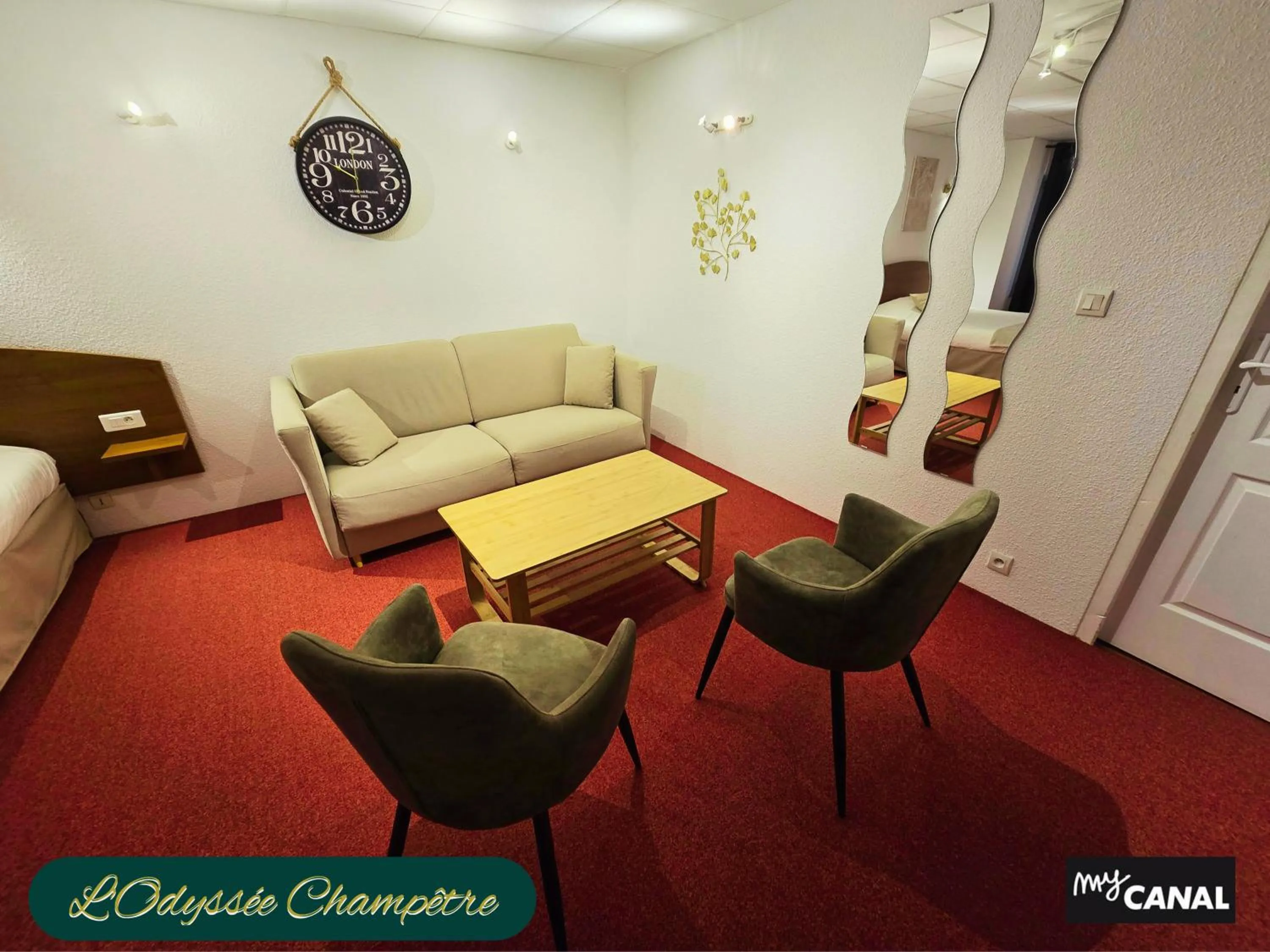 Living room in Logis Hôtel Restaurant L'Odyssée Champêtre