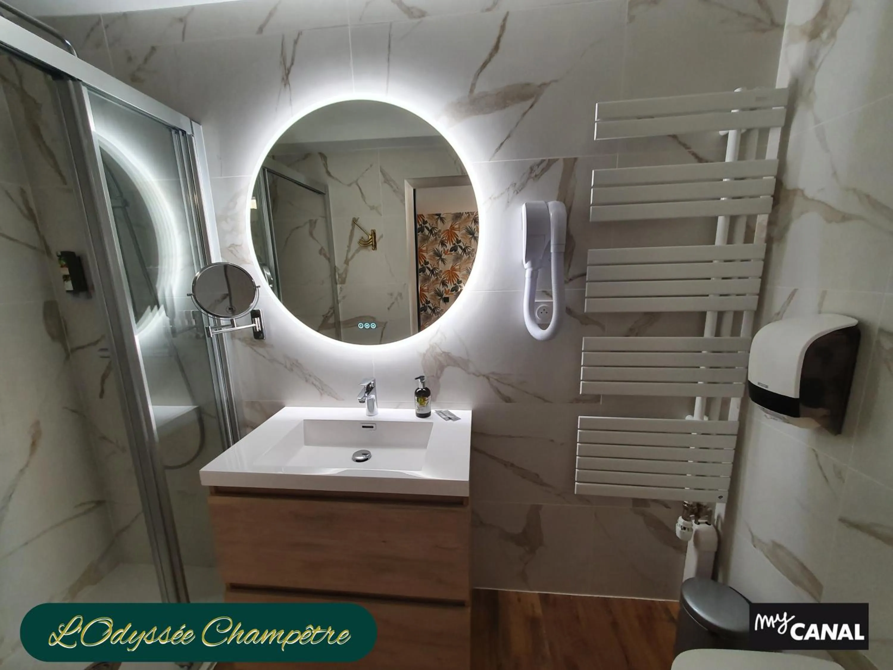 Shower in Logis Hôtel Restaurant L'Odyssée Champêtre