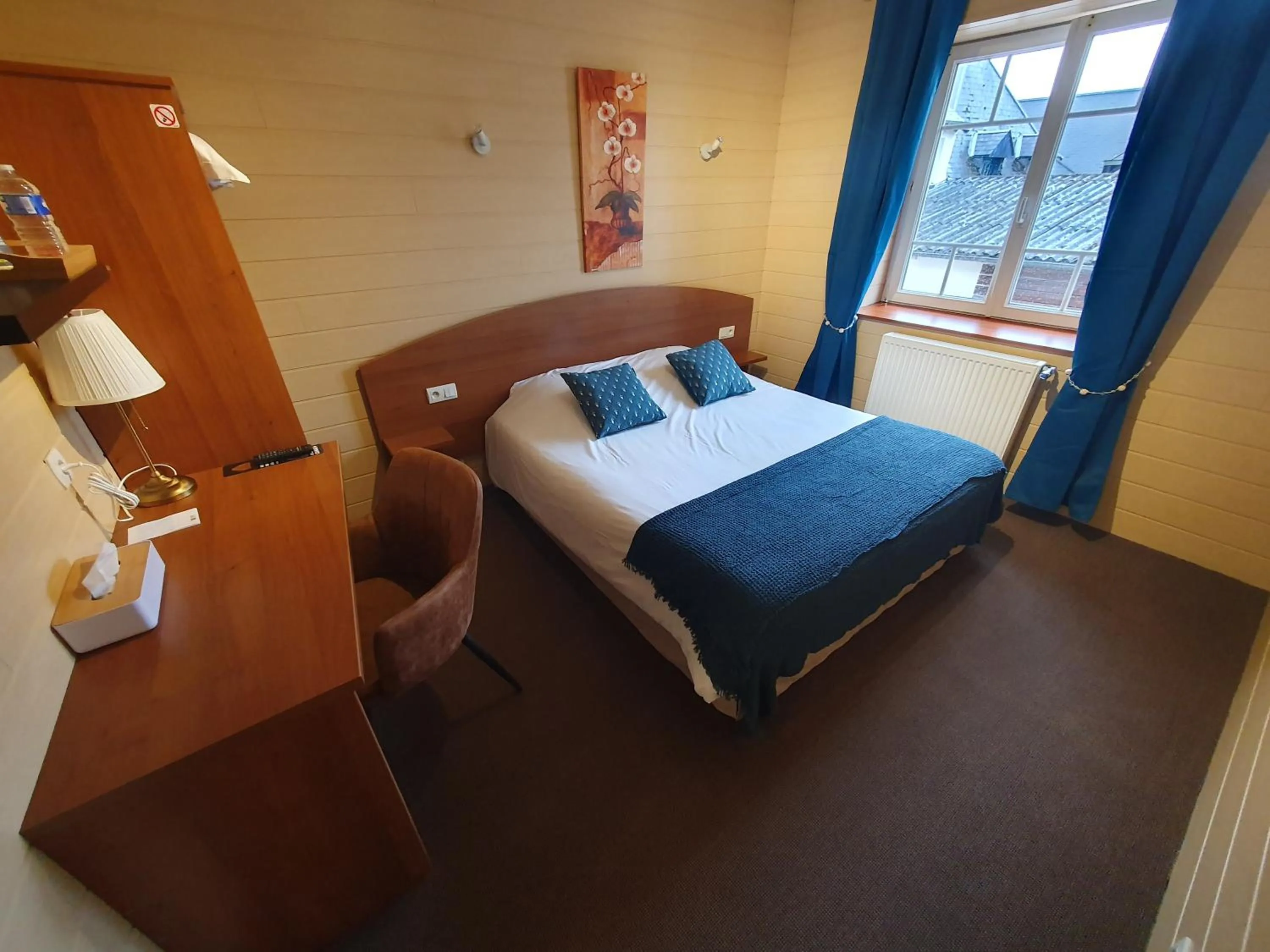 Bed in Logis Hôtel Restaurant L'Odyssée Champêtre