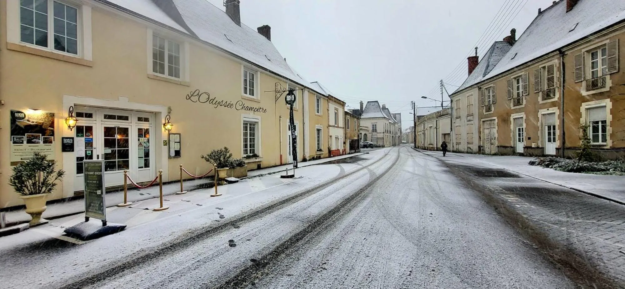 Property building in Logis Hôtel Restaurant L'Odyssée Champêtre