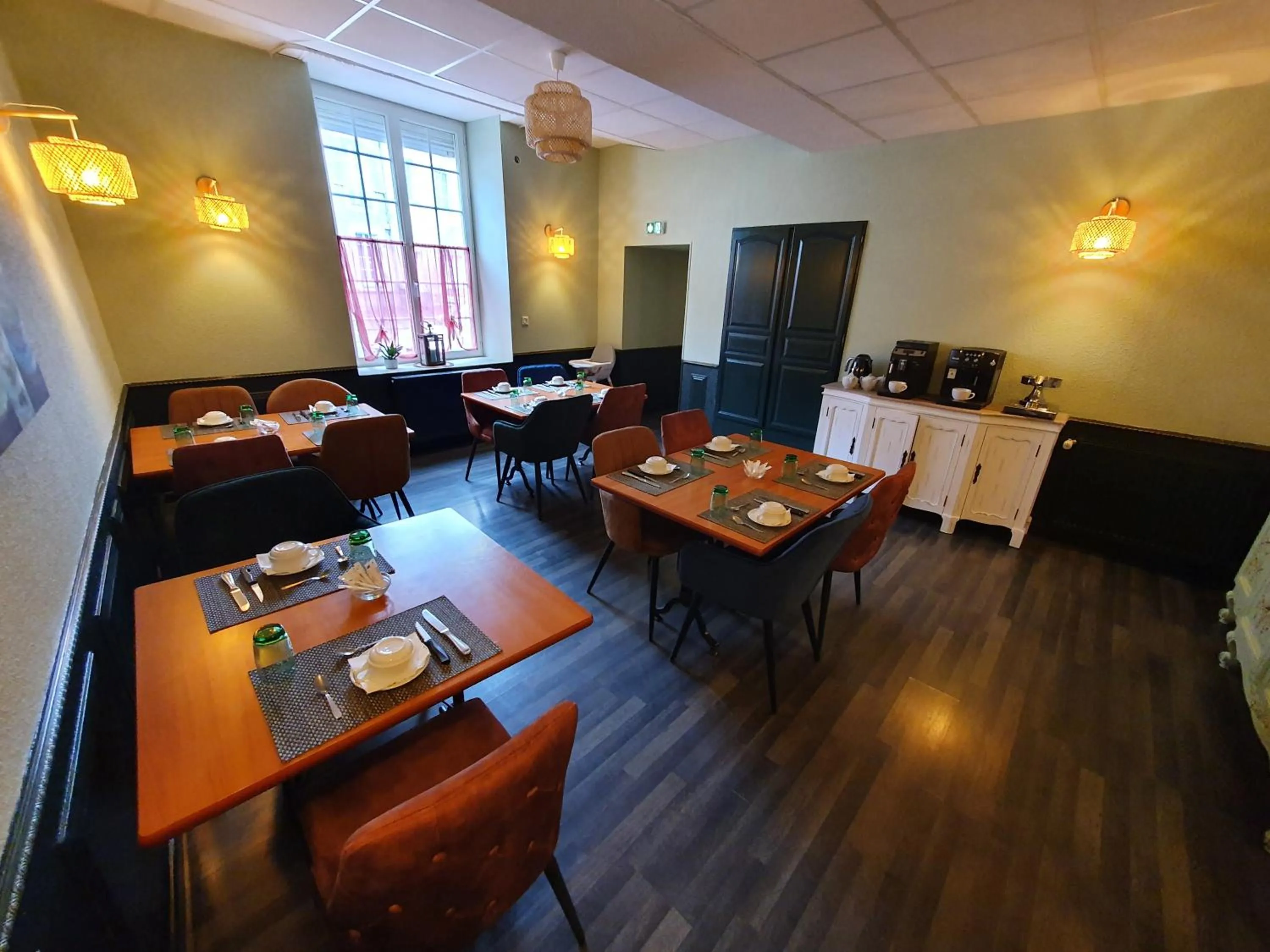 Breakfast in Logis Hôtel Restaurant L'Odyssée Champêtre