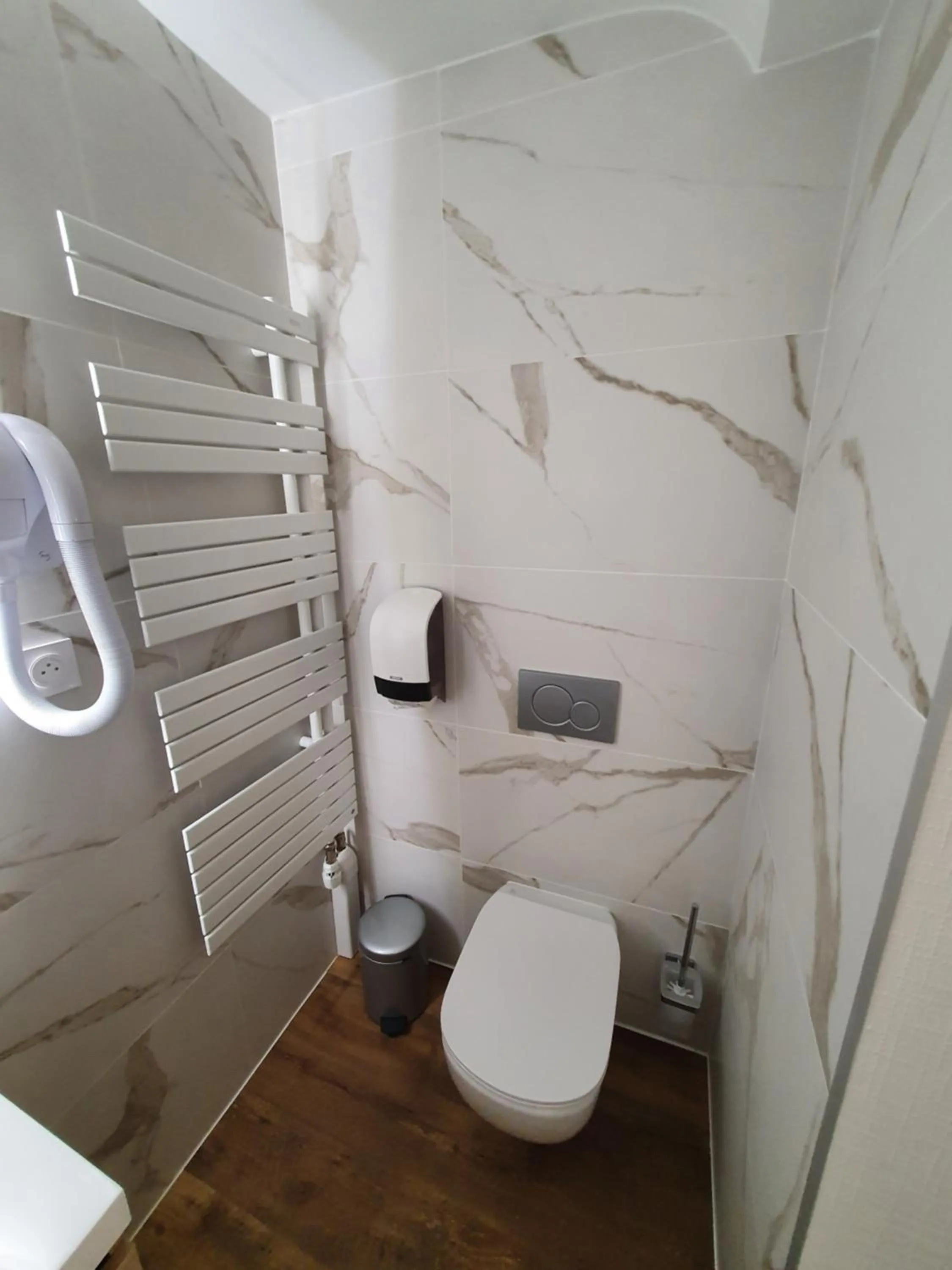 Shower in Logis Hôtel Restaurant L'Odyssée Champêtre