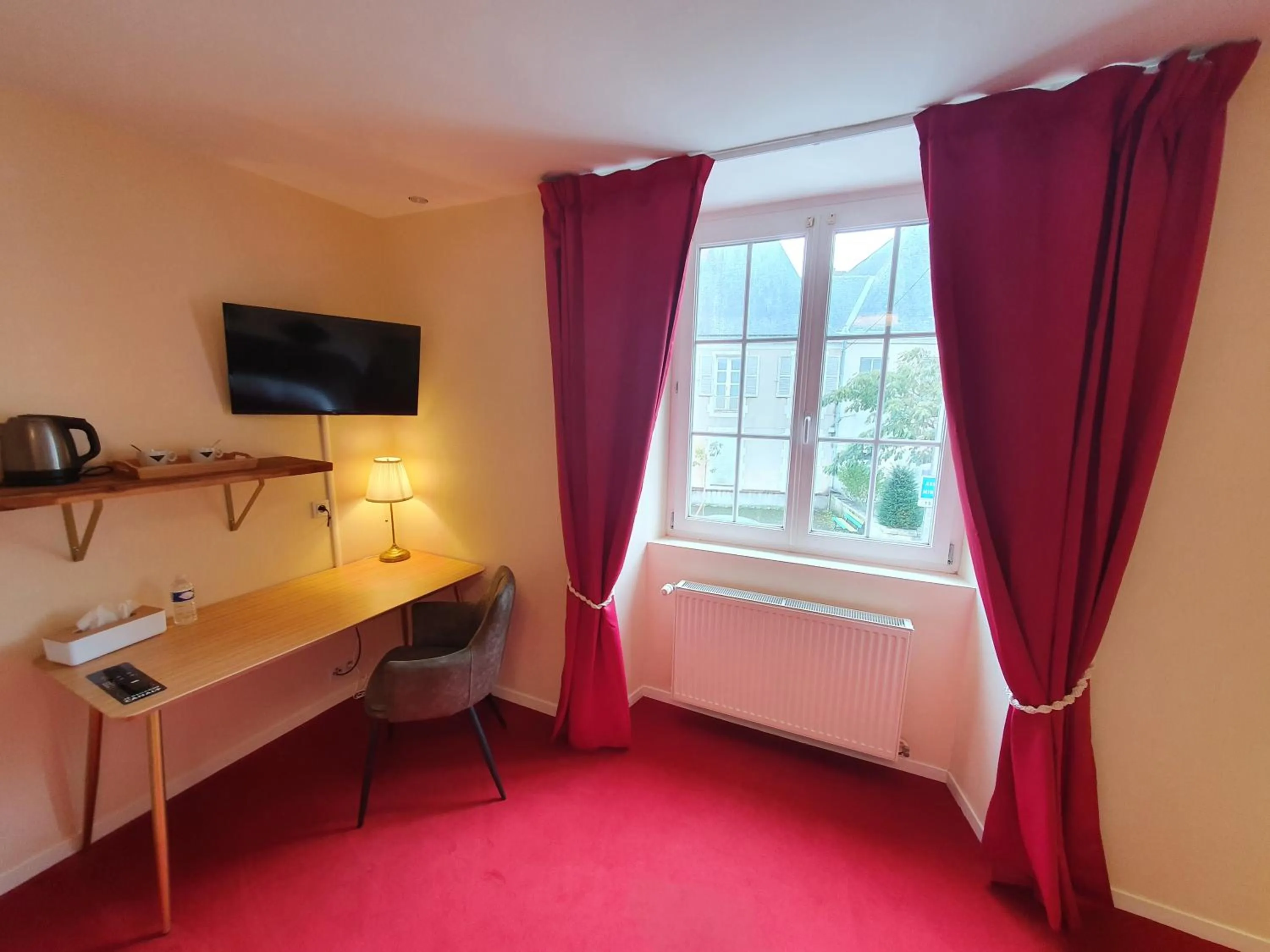 TV and multimedia in Logis Hôtel Restaurant L'Odyssée Champêtre