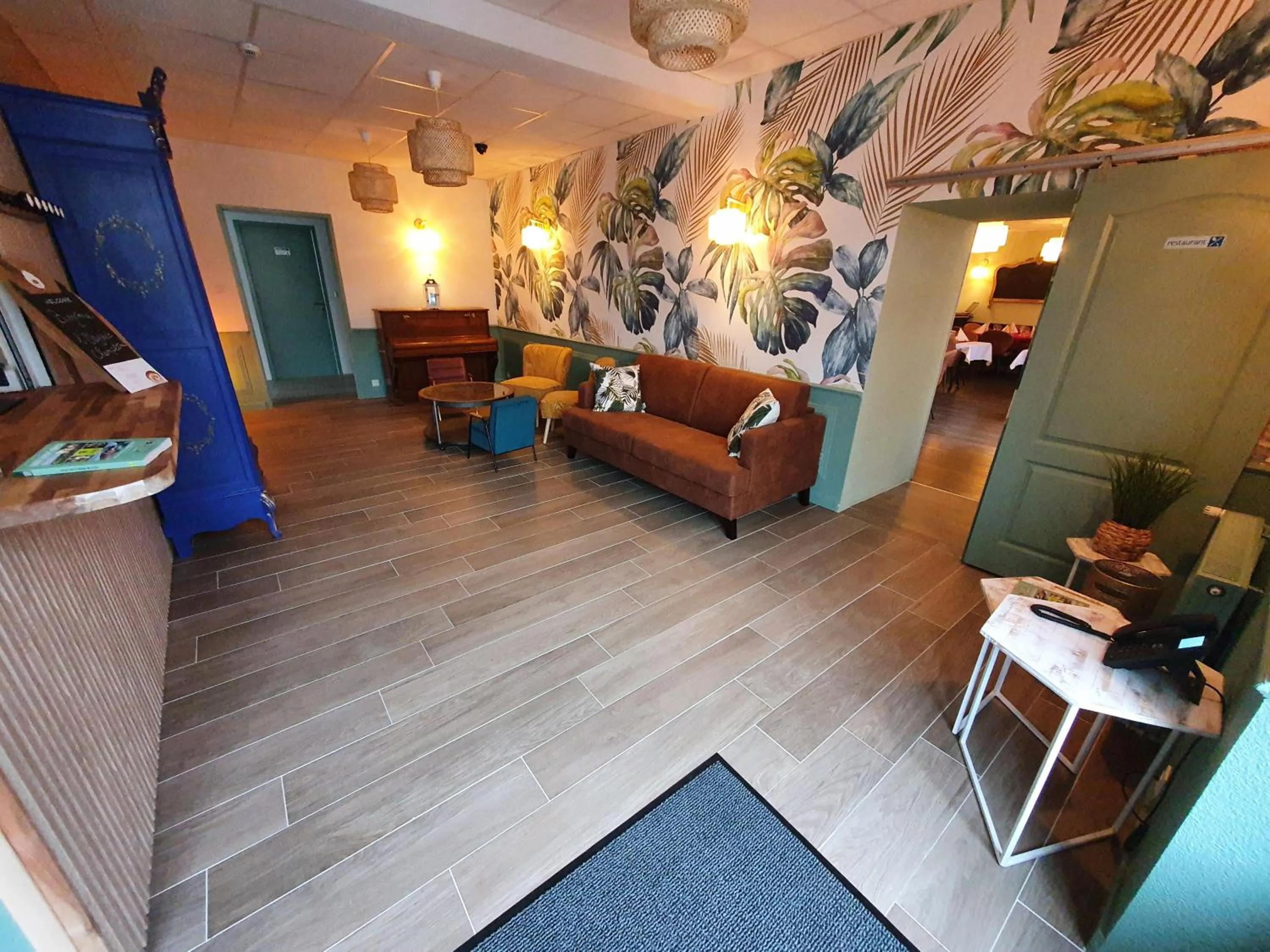 Living room in Logis Hôtel Restaurant L'Odyssée Champêtre