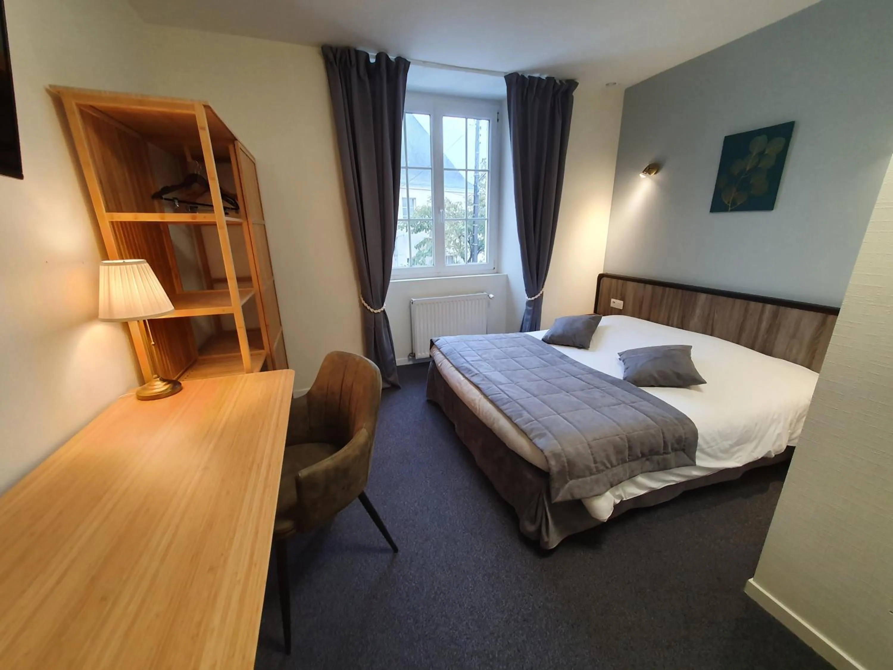 Bed in Logis Hôtel Restaurant L'Odyssée Champêtre