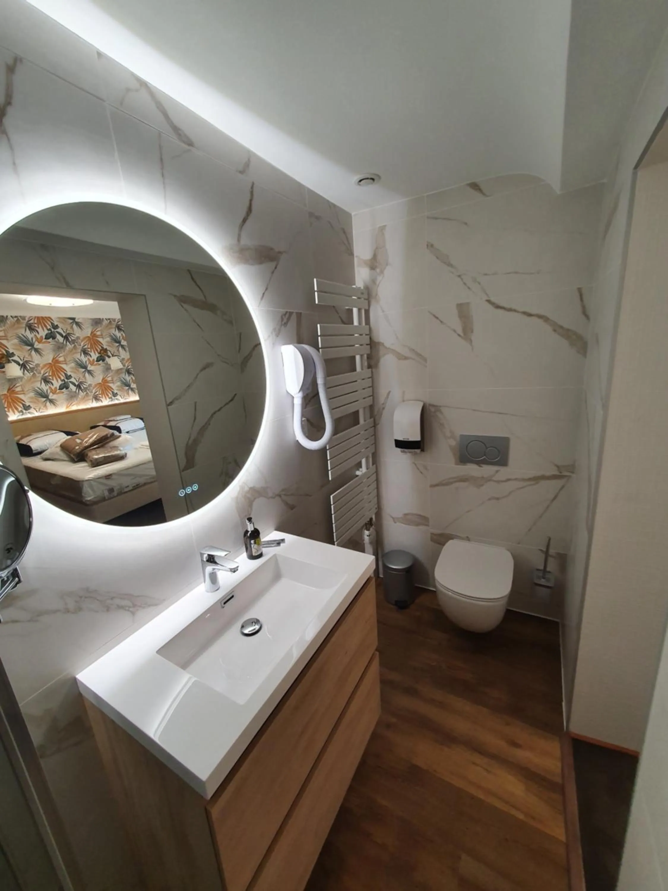 Toilet in Logis Hôtel Restaurant L'Odyssée Champêtre