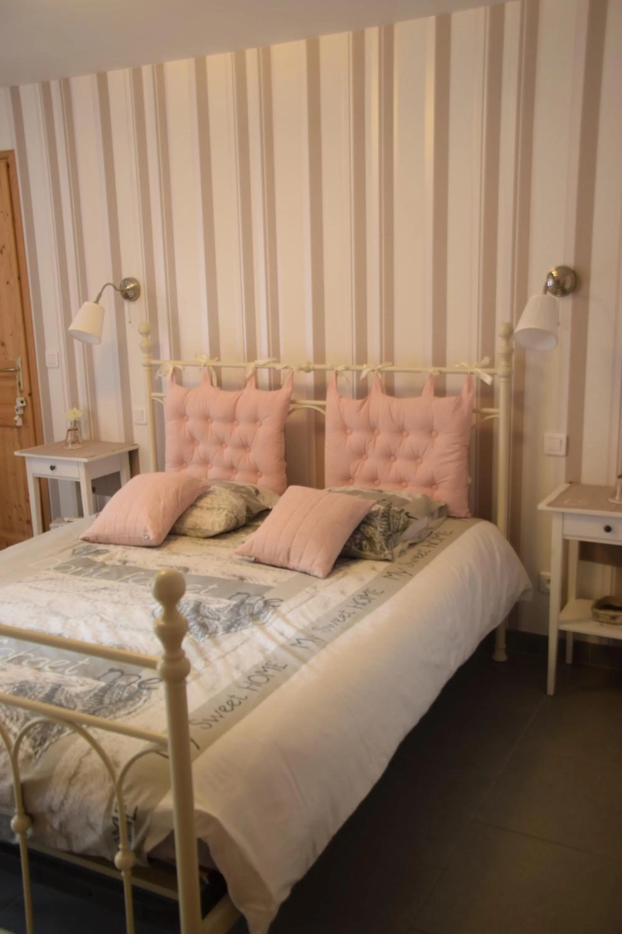 Photo of the whole room, Bed in Au cœur de la lys