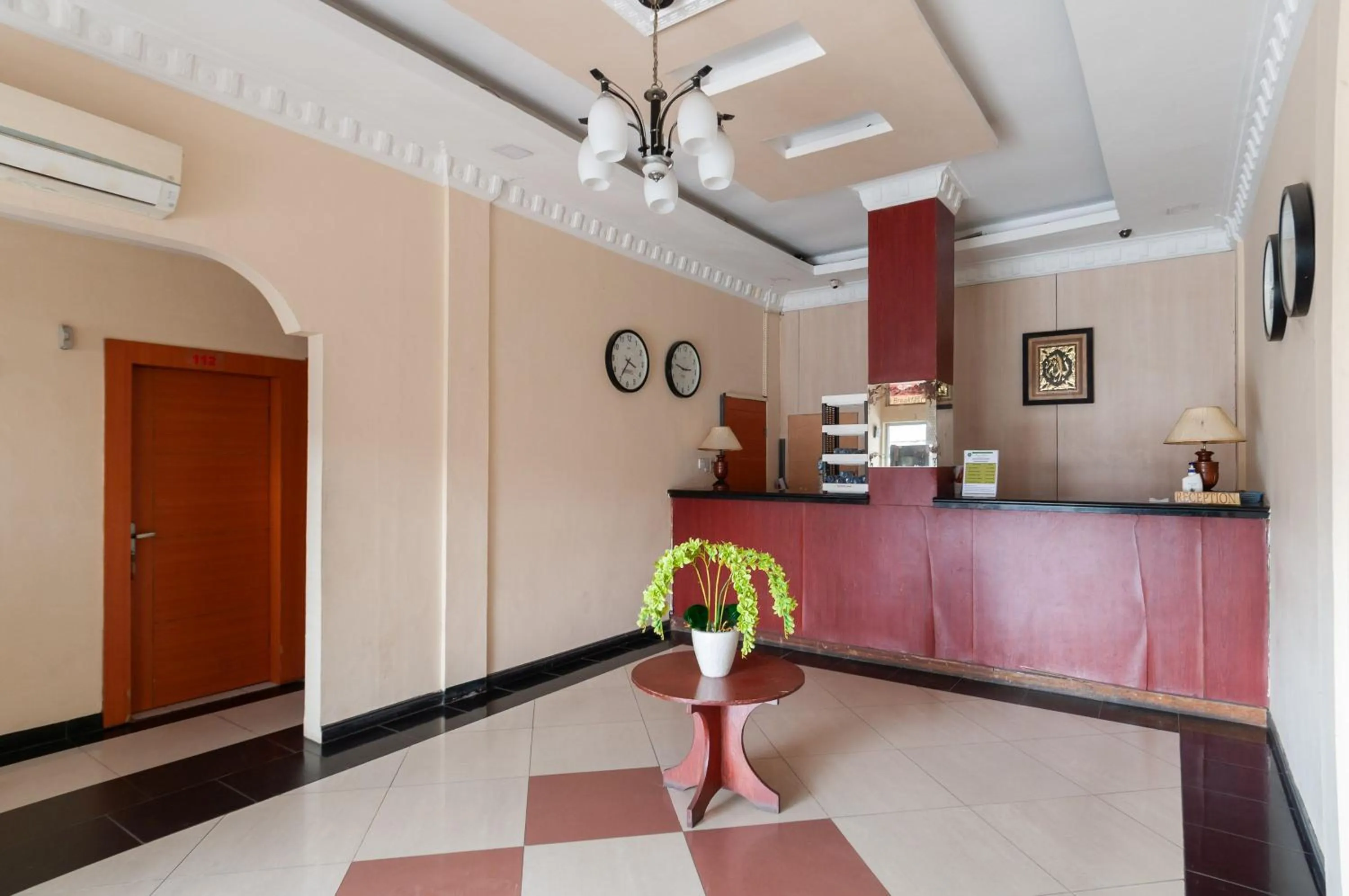 Lobby or reception in Urbanview Hotel Syariah Residence Medan by RedDoorz