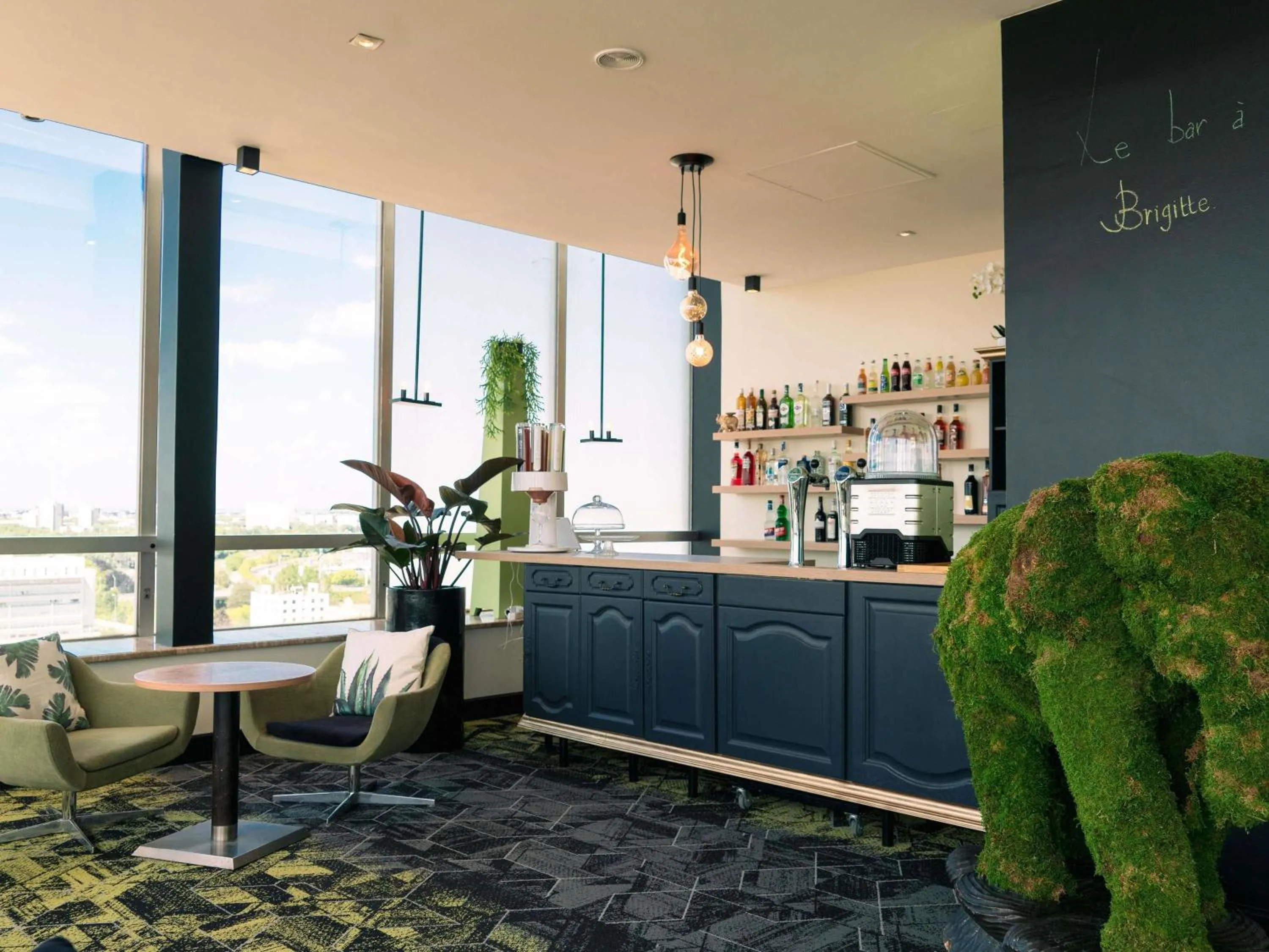 Lounge or bar in Mercure Paris Orly Rungis Aéroport