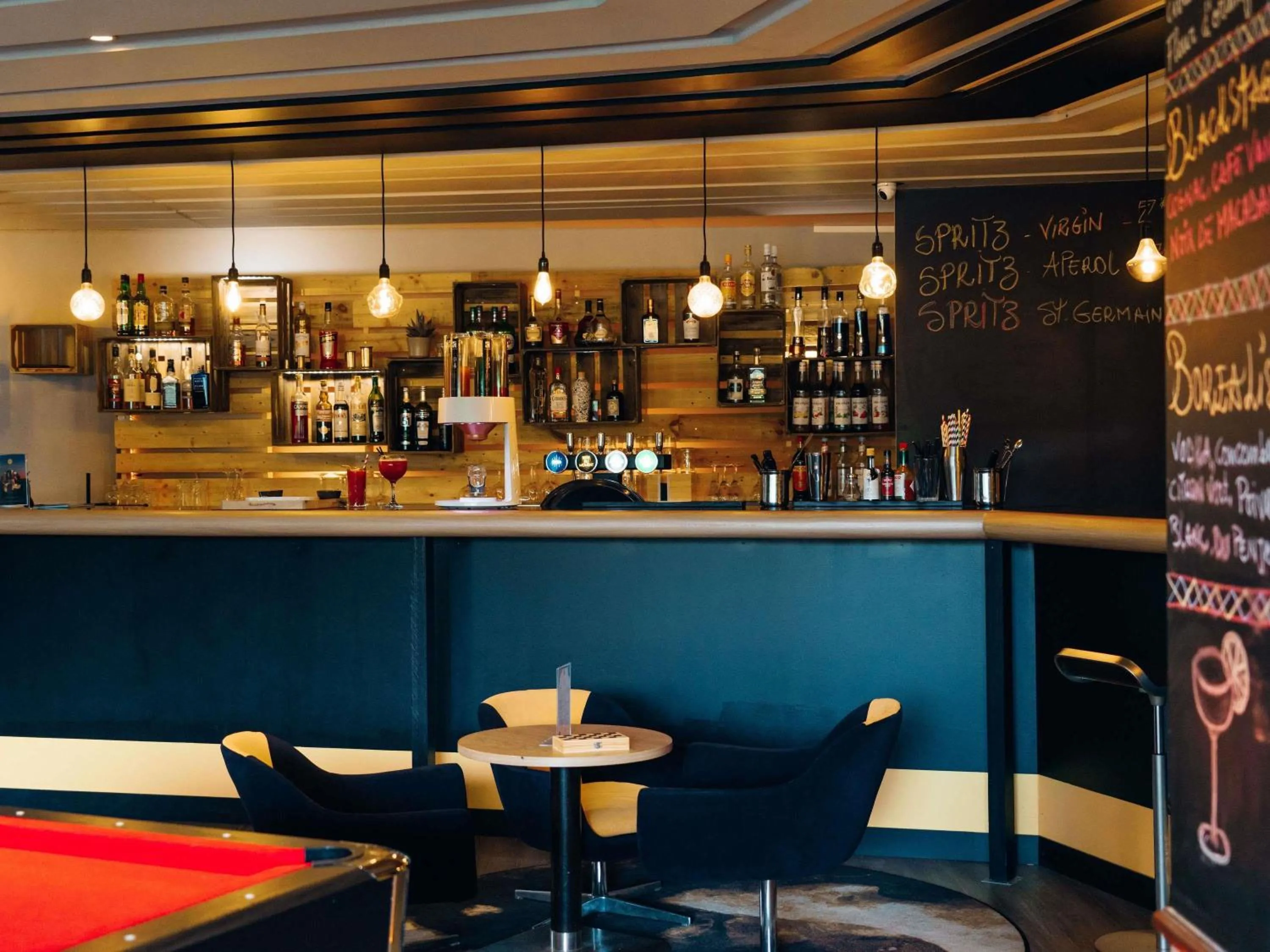 Lounge or bar in Mercure Paris Orly Rungis Aéroport