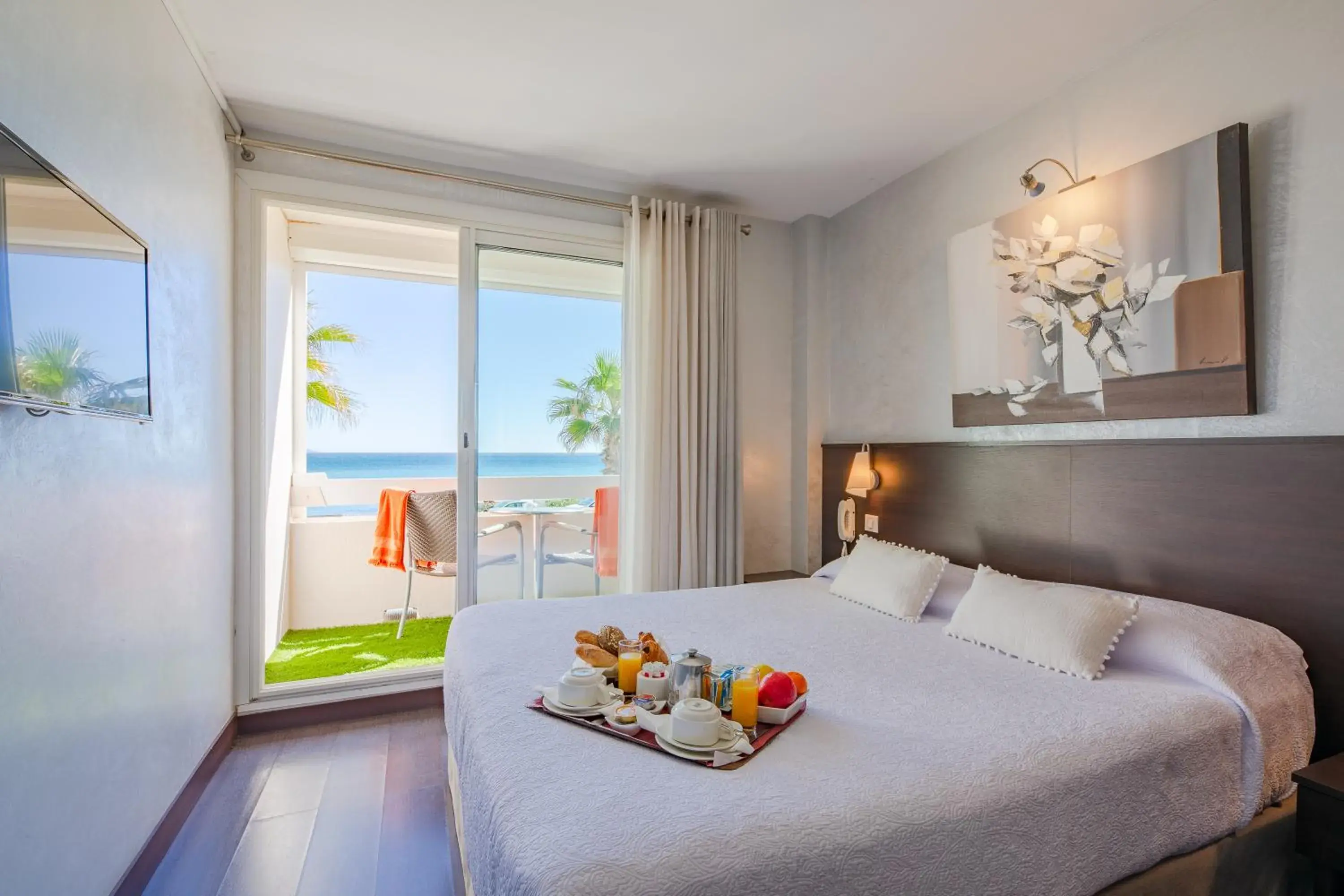 Double Room with Sea View and Balcony - First Floor in Hôtel La Plage Double Room with Sea View and Balcony - First Floor in Hôtel La Plage