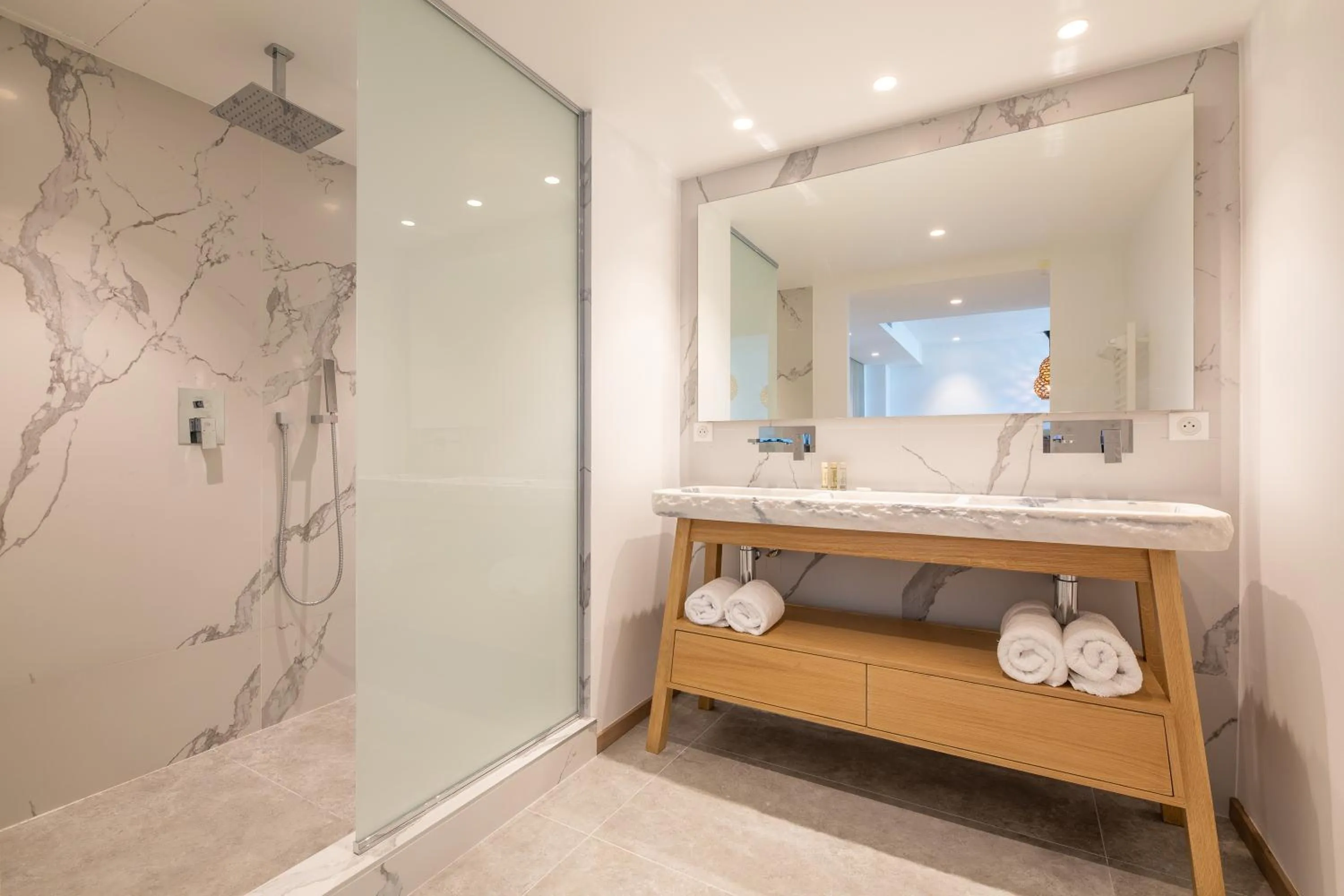 Bathroom, Bed in Hôtel La Plage