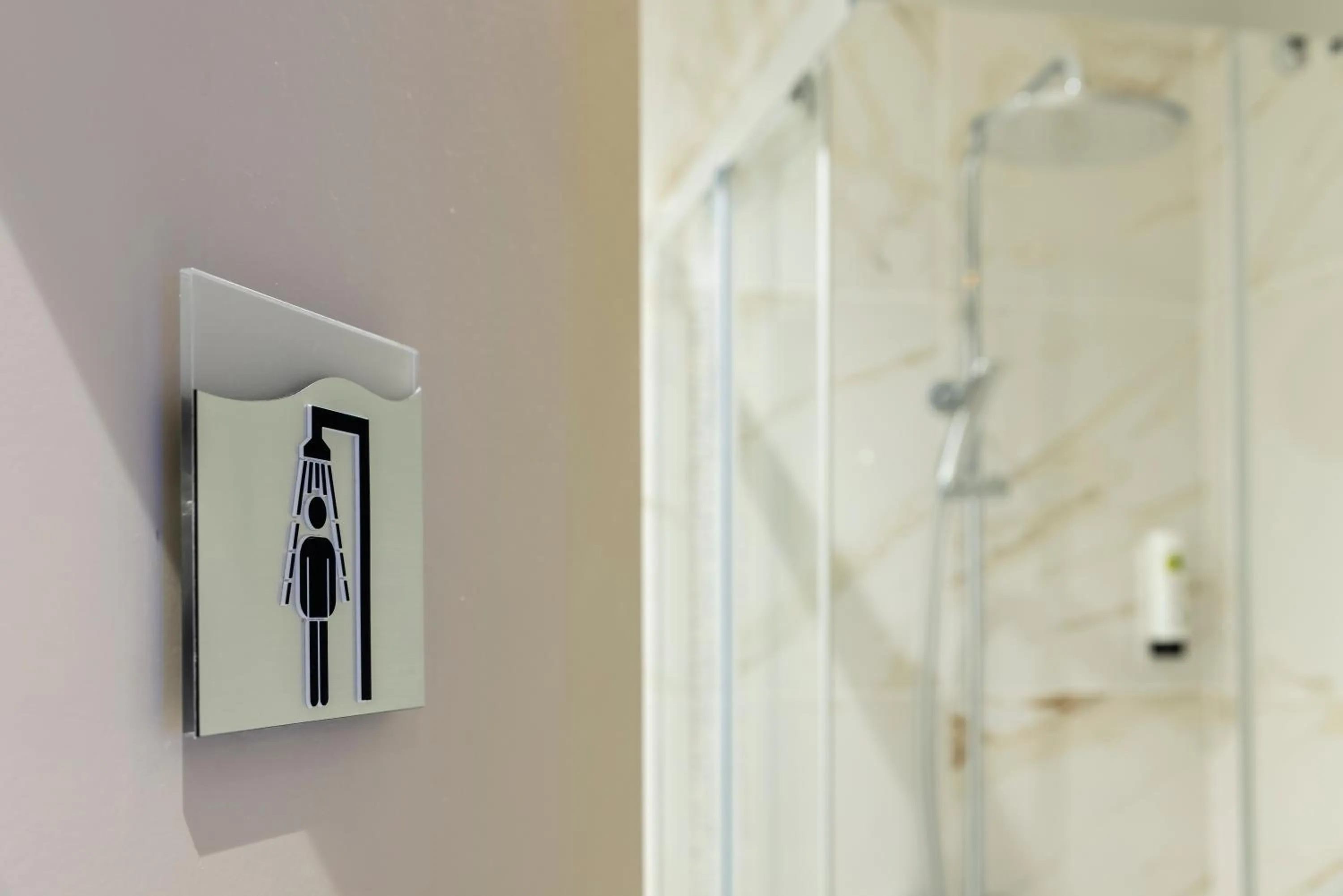 Shower in Hôtel Locarno Nice