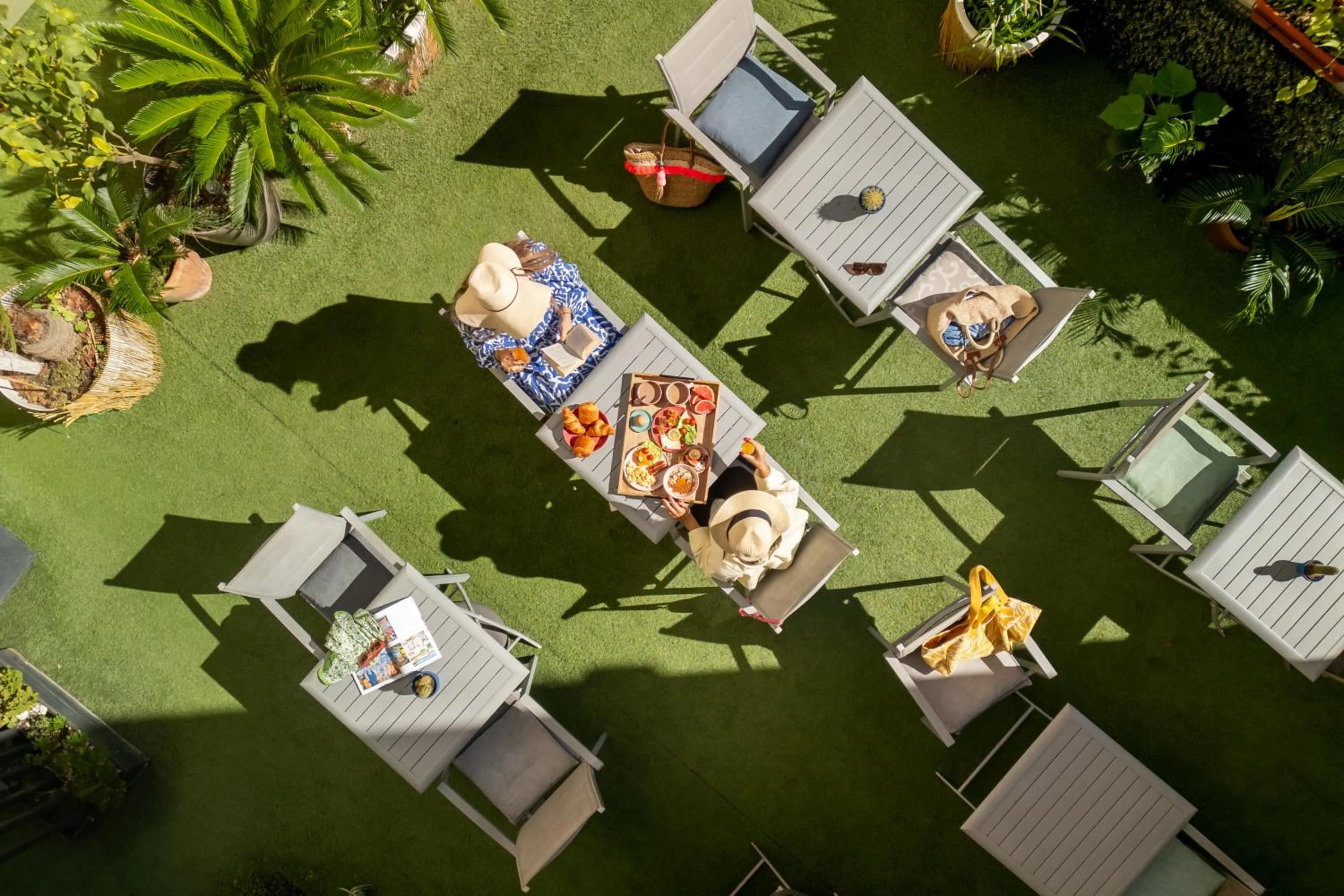 Patio in Hôtel Locarno Nice