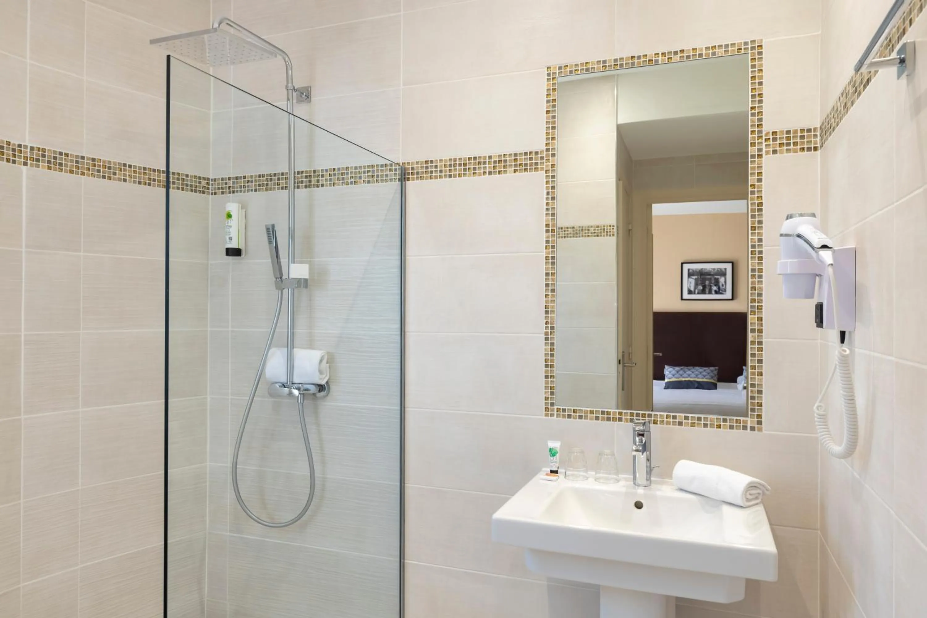 Bathroom in Hôtel Locarno Nice