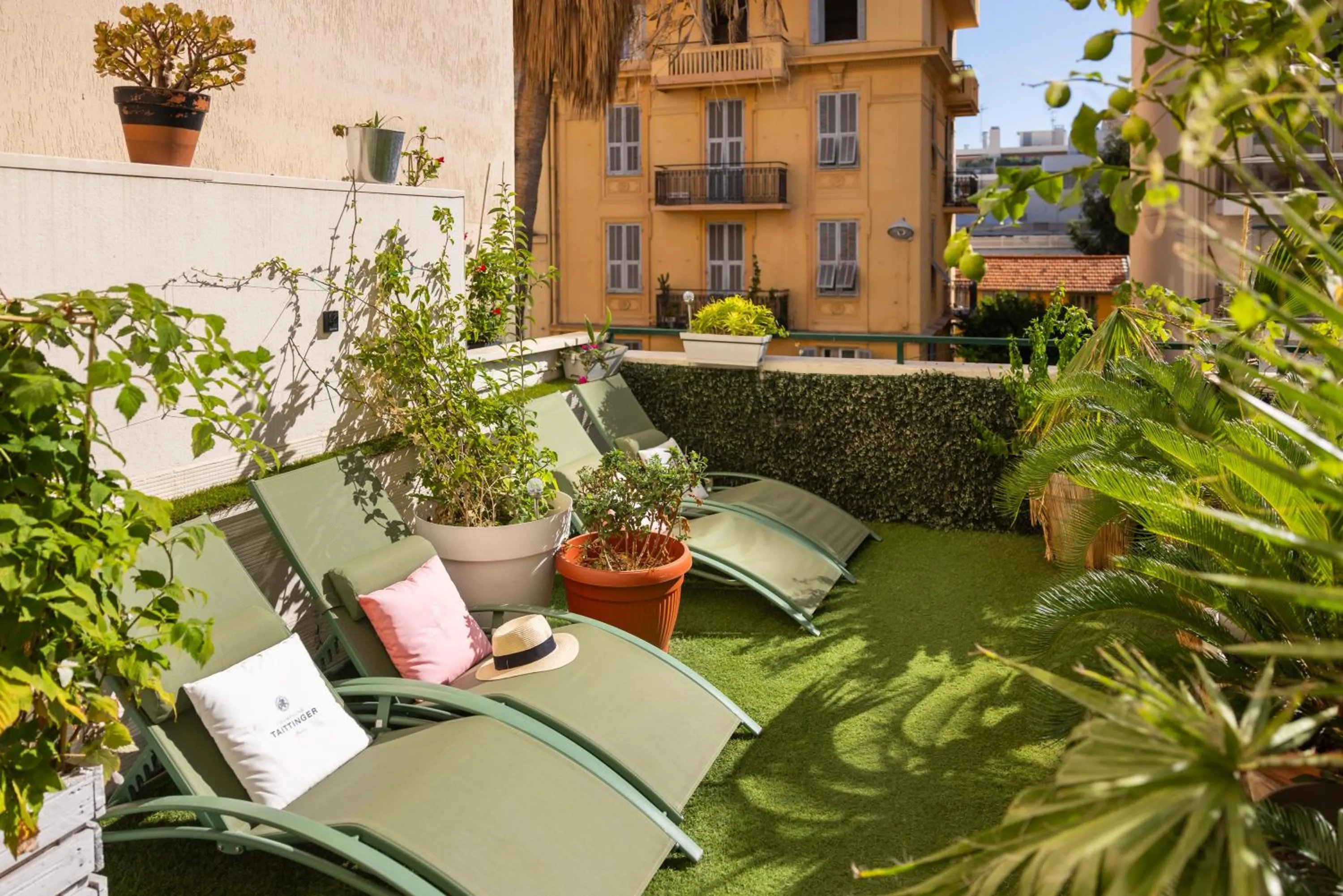 Day in Hôtel Locarno Nice