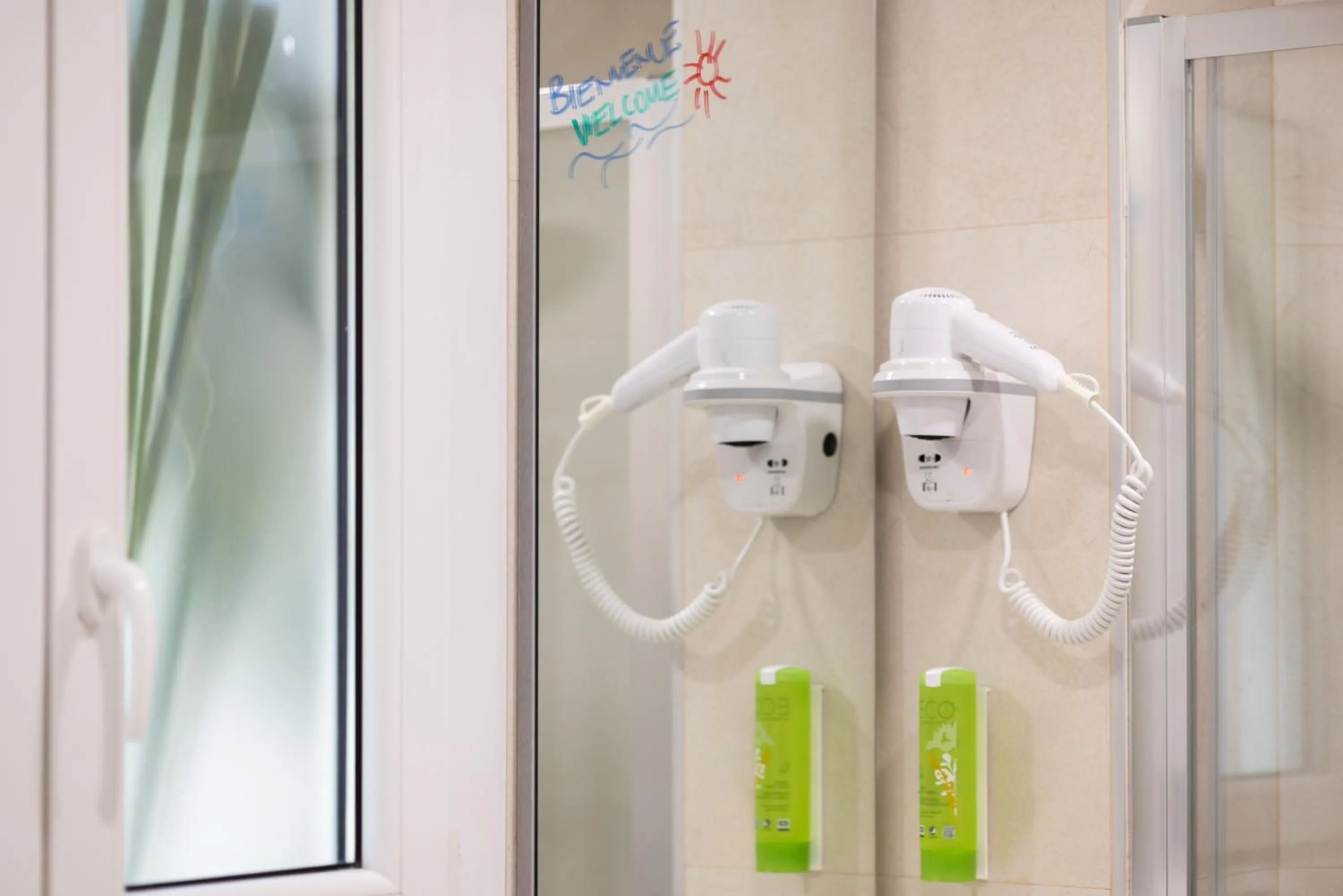 Bathroom in Hôtel Locarno Nice