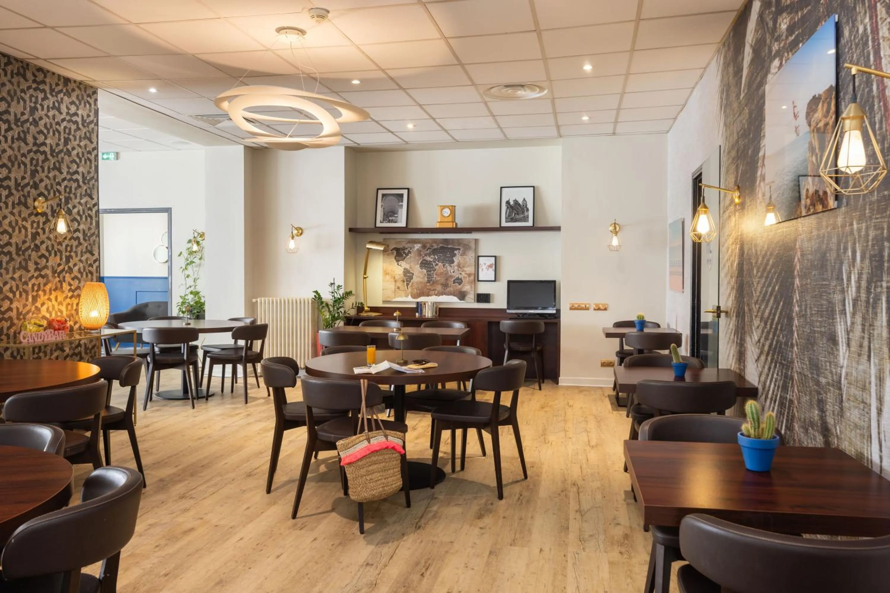 Restaurant/places to eat in Hôtel Locarno Nice