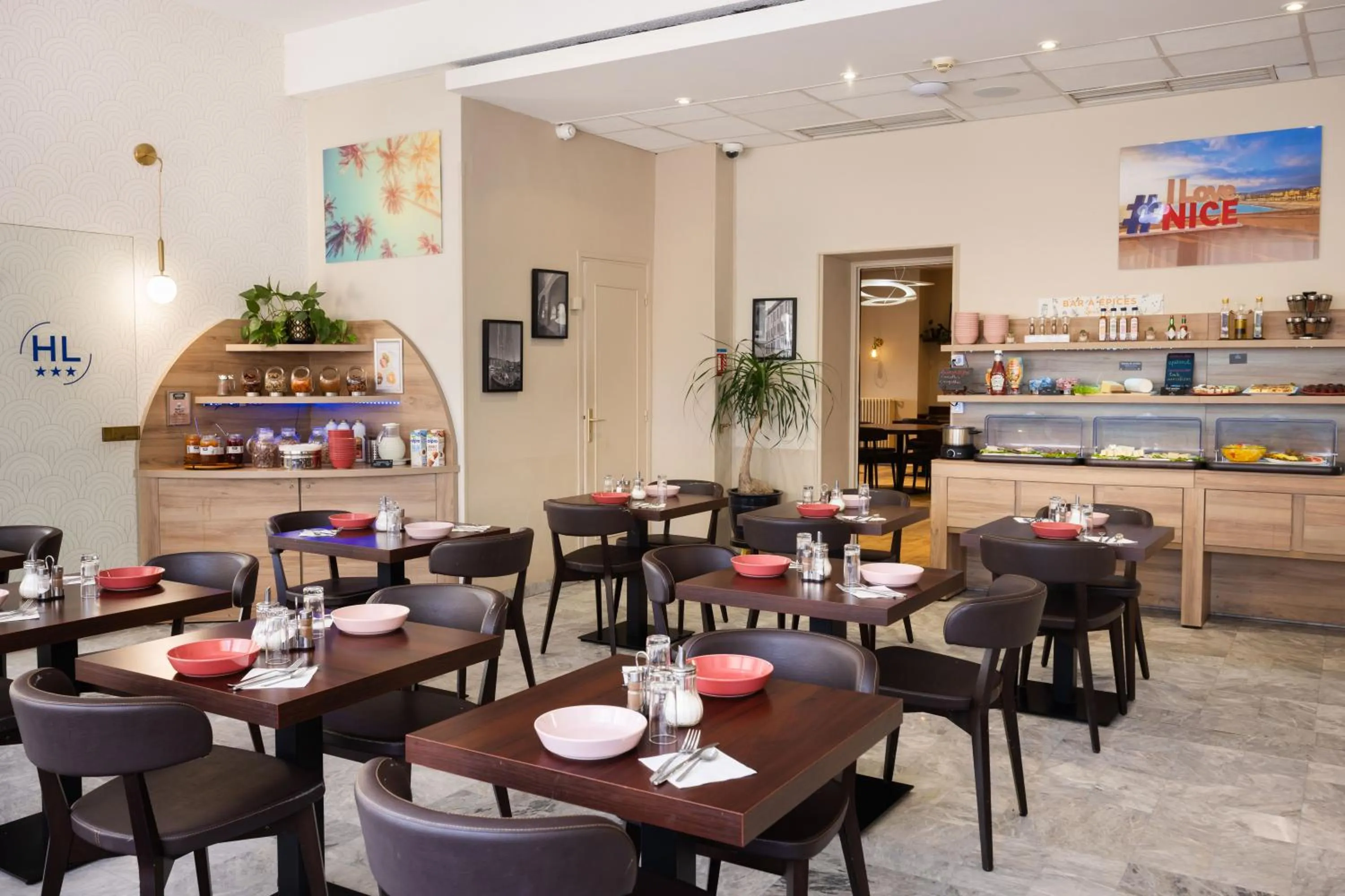 Restaurant/places to eat in Hôtel Locarno Nice