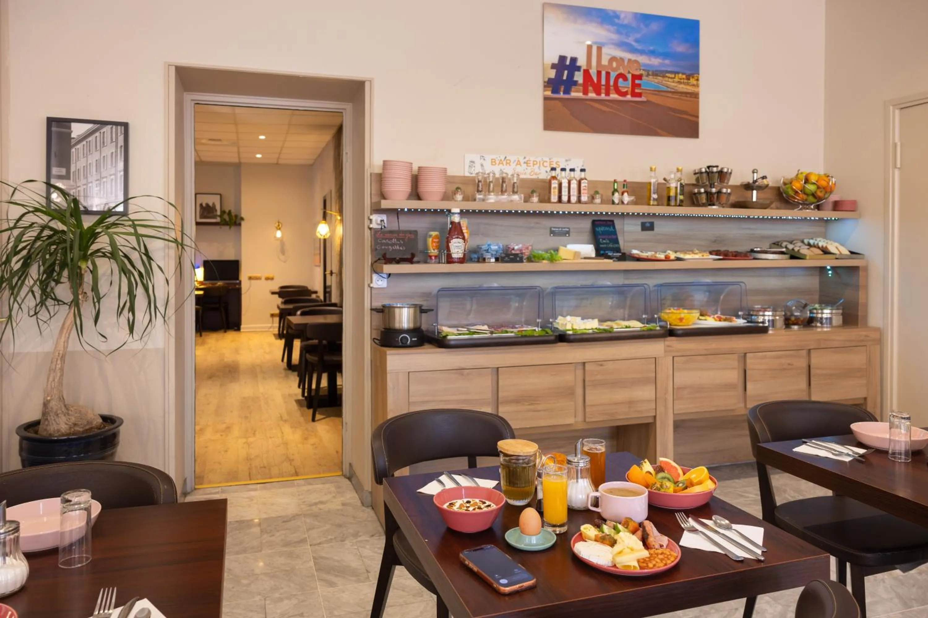 Restaurant/places to eat in Hôtel Locarno Nice