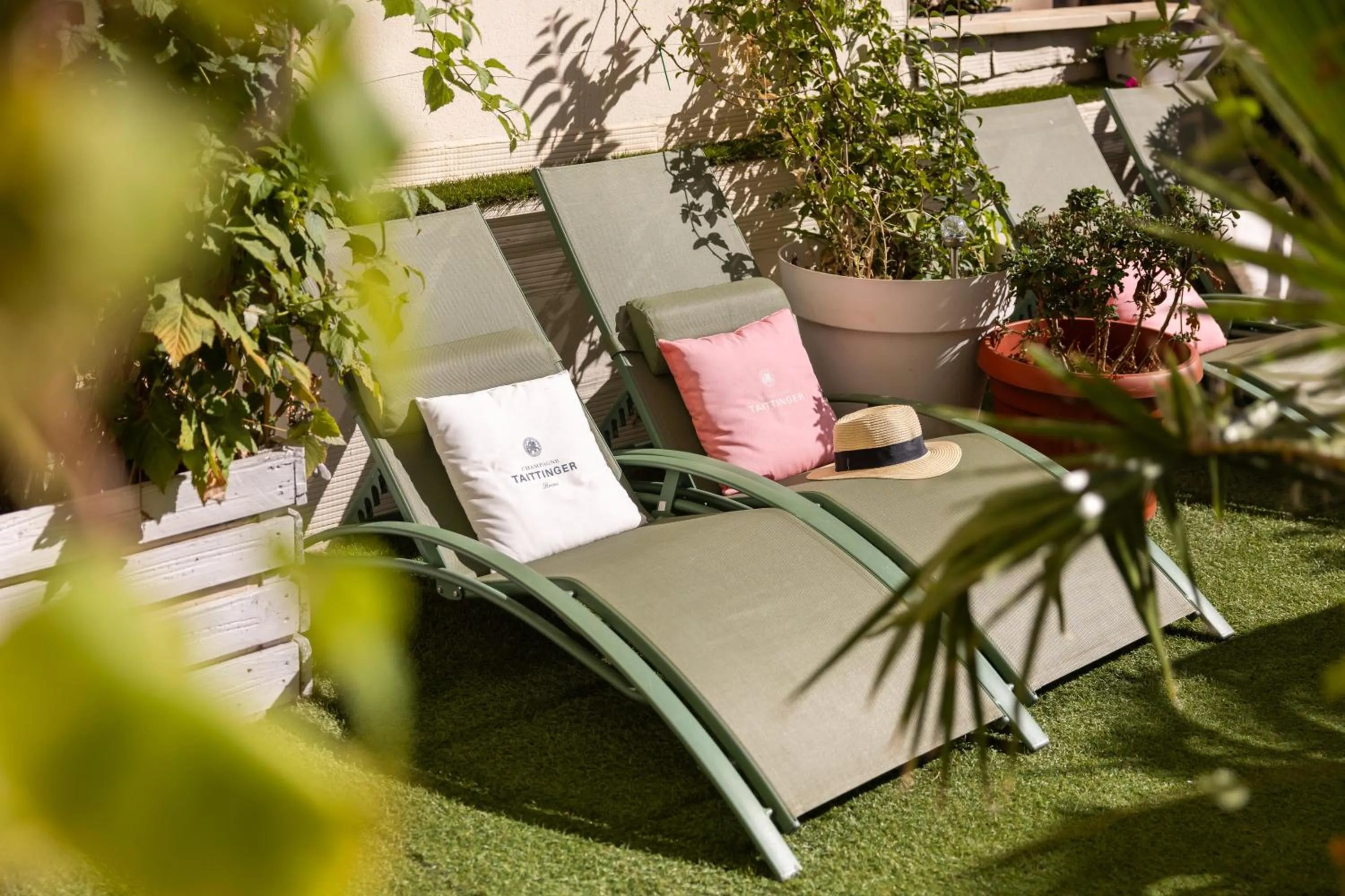 Patio in Hôtel Locarno Nice