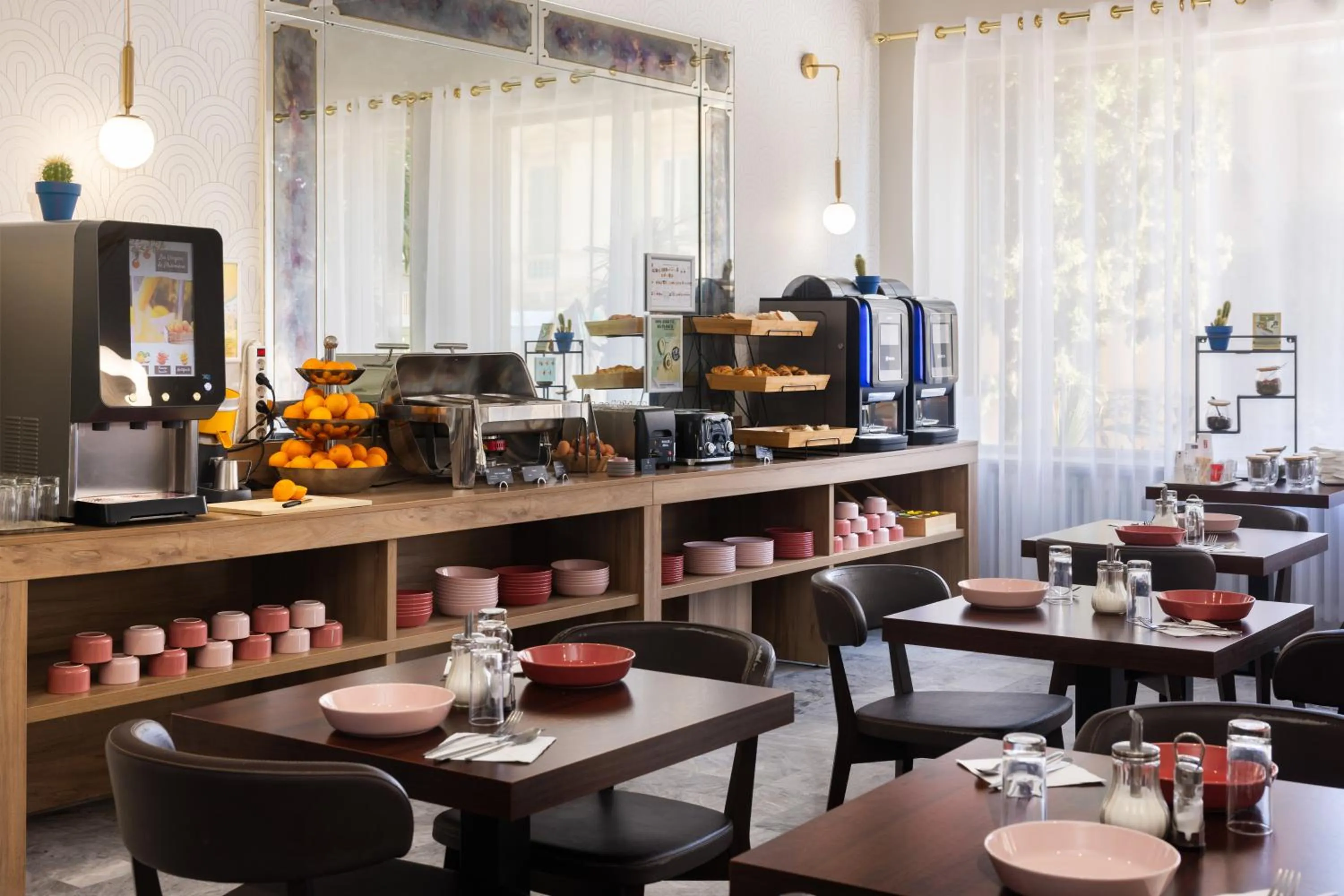 Breakfast in Hôtel Locarno Nice