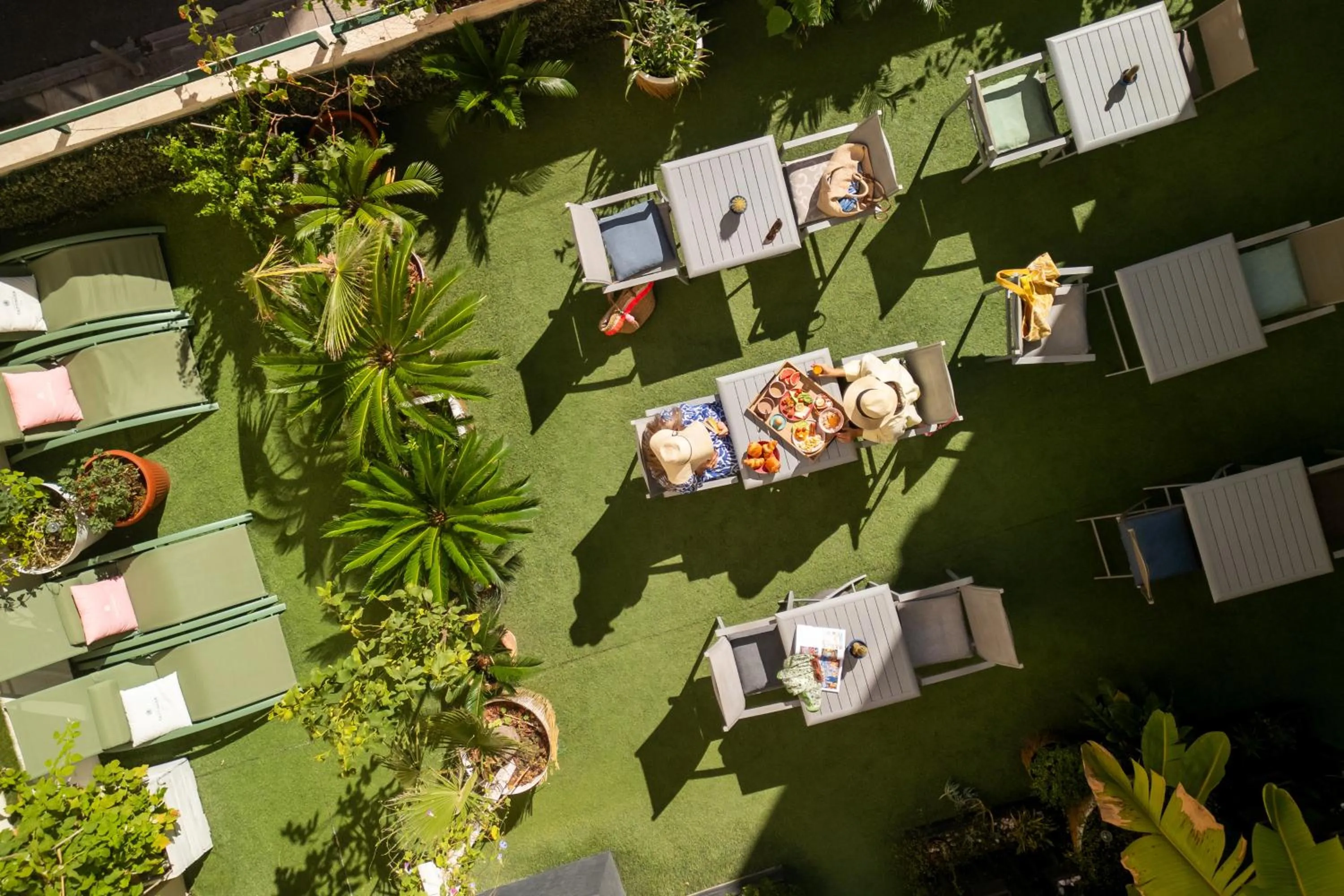 Patio in Hôtel Locarno Nice