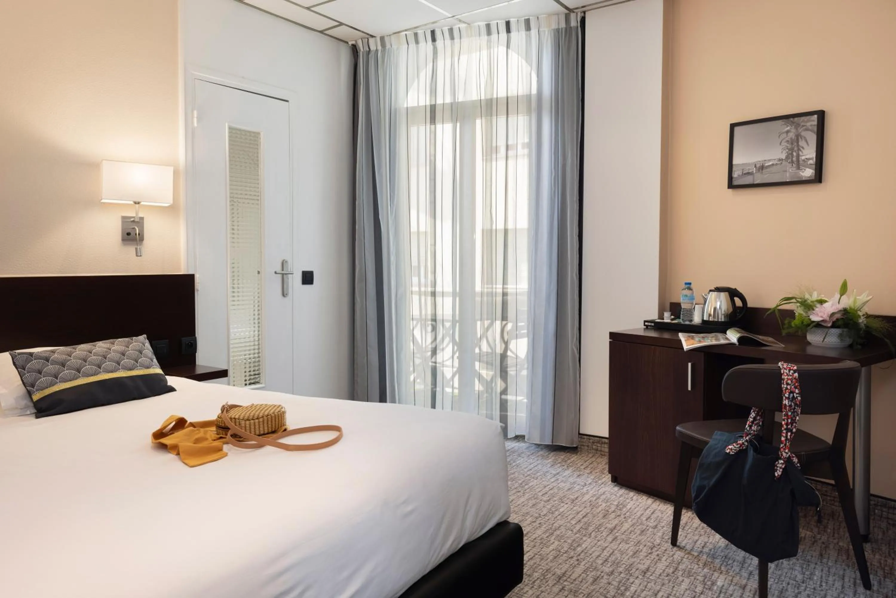 Bedroom, Bed in Hôtel Locarno Nice