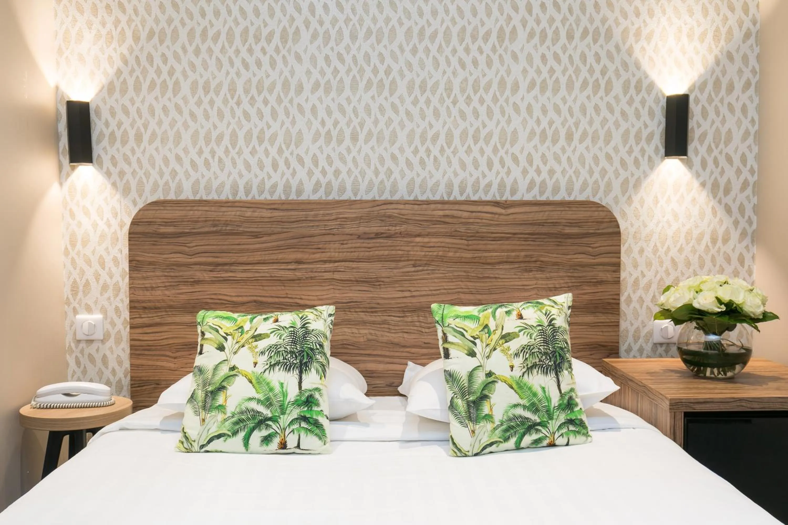 Photo of the whole room, Bed in Hôtel Locarno Nice