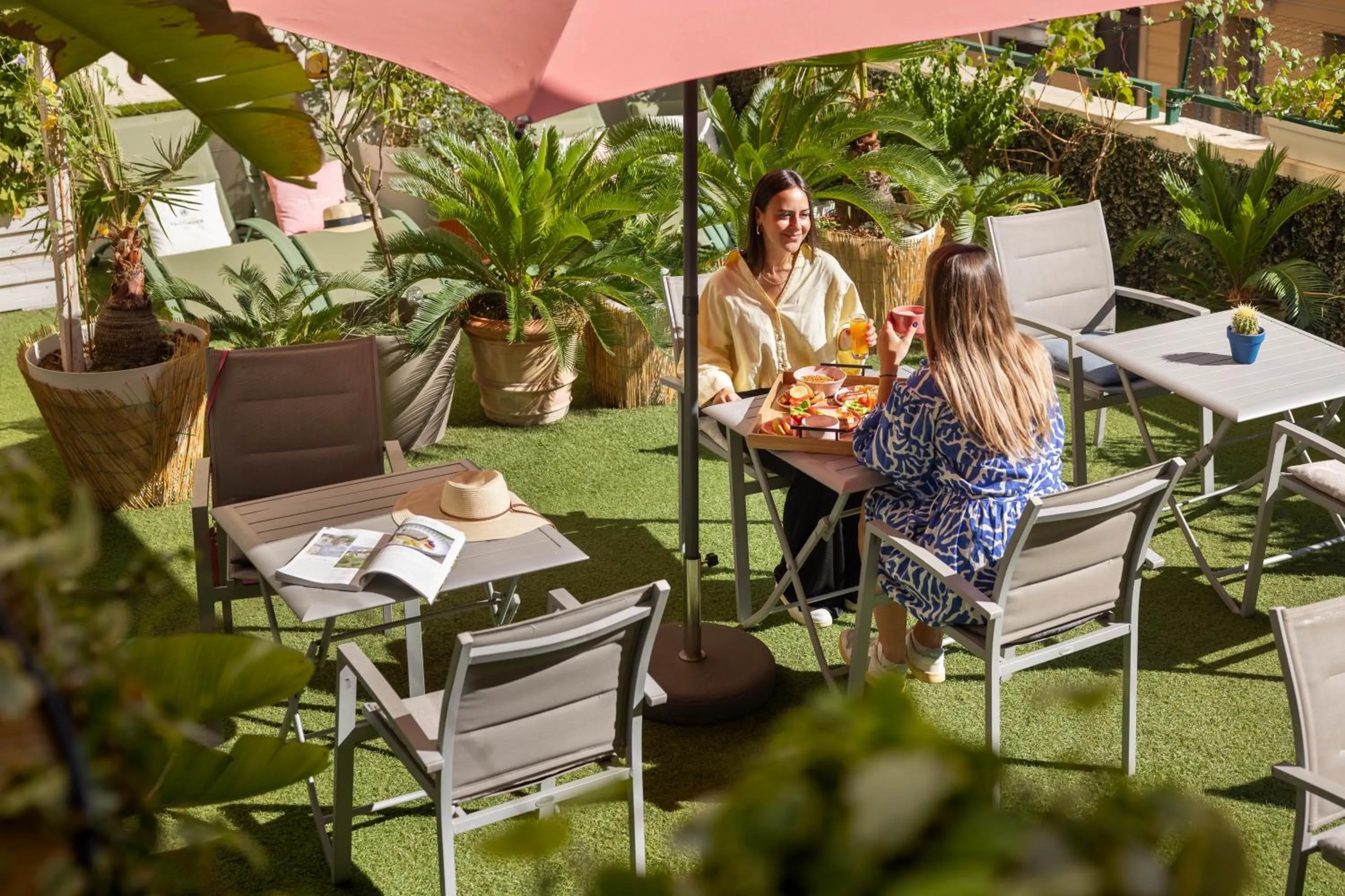 Patio in Hôtel Locarno Nice