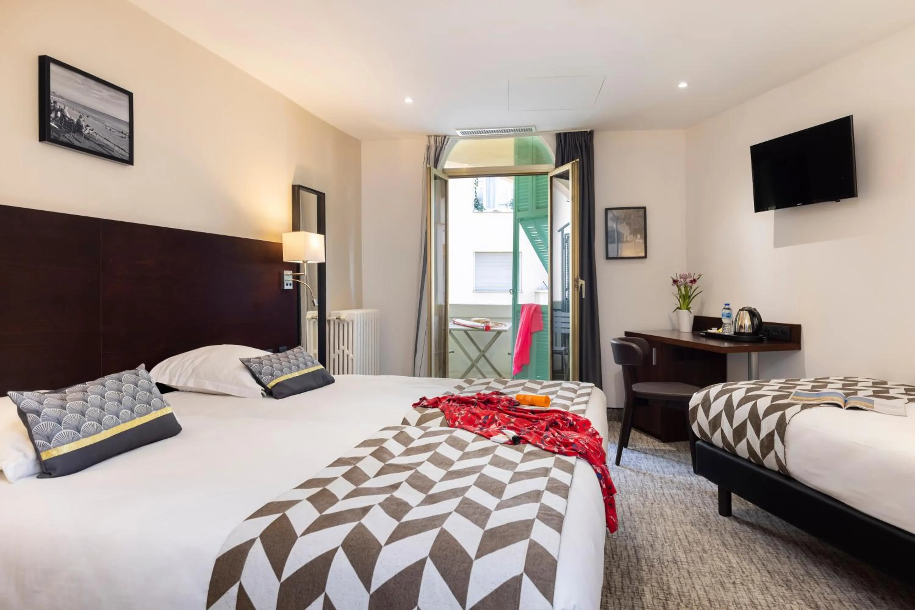 Balcony/Terrace, Bed in Hôtel Locarno Nice