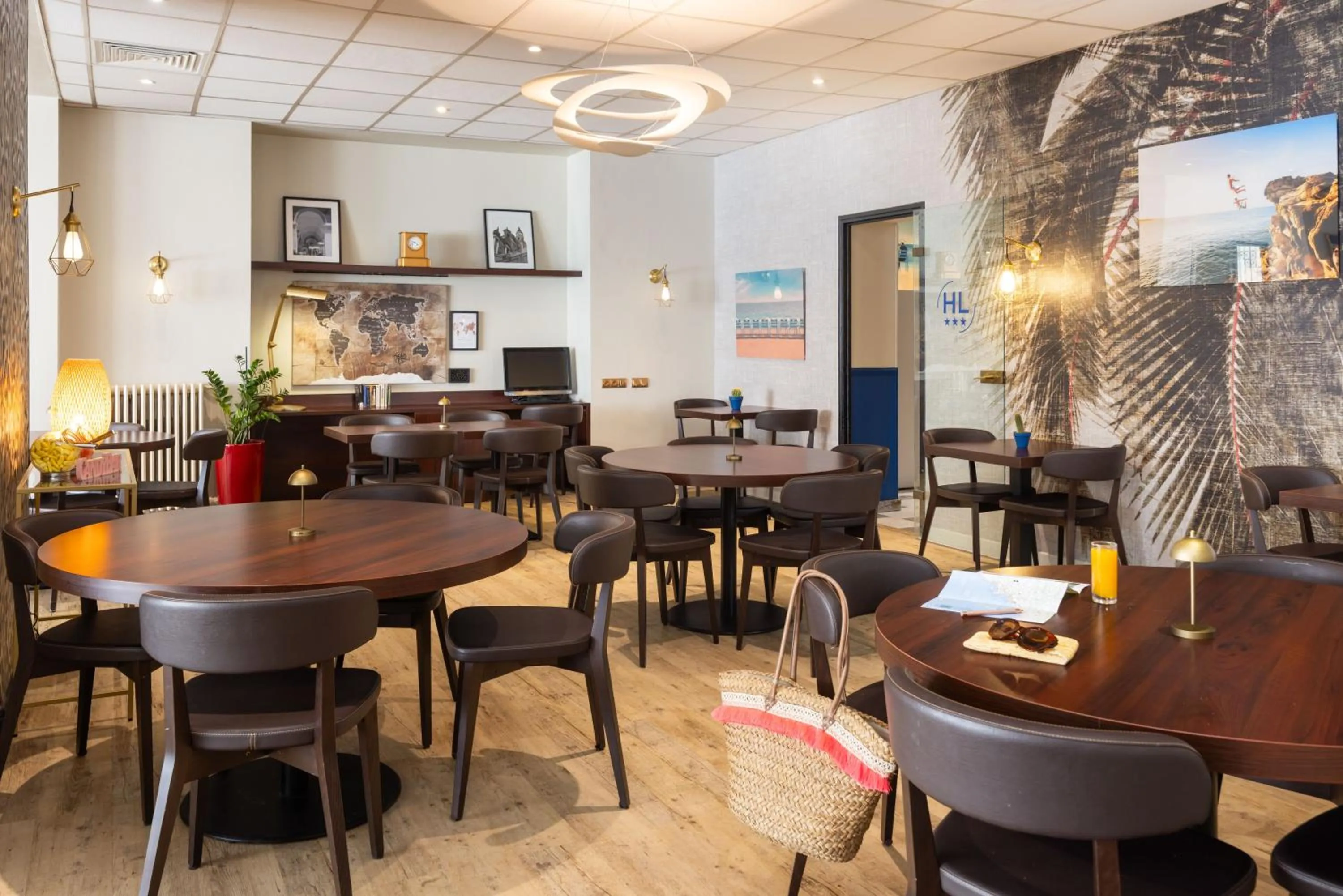 Living room in Hôtel Locarno Nice