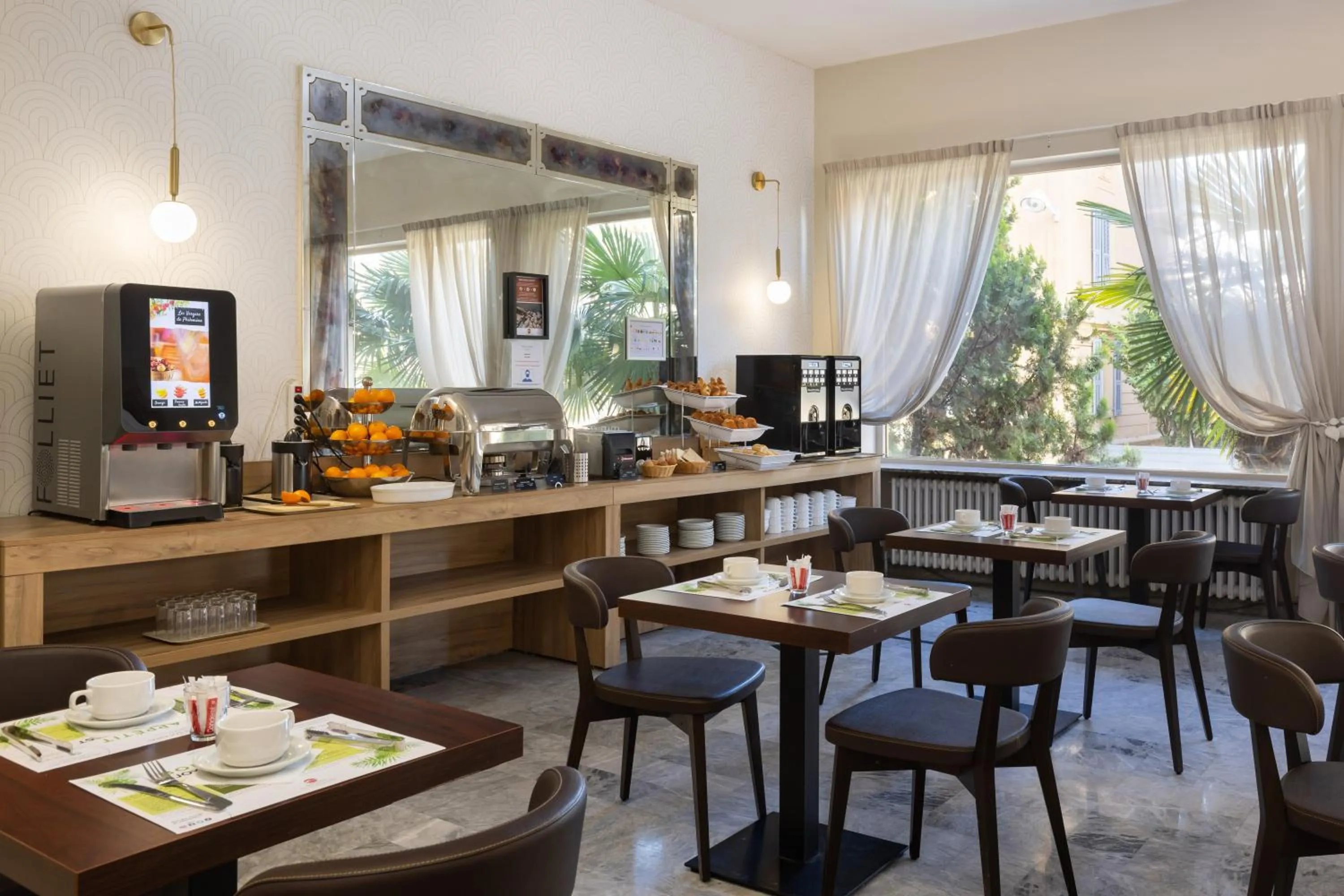 Breakfast in Hôtel Locarno Nice