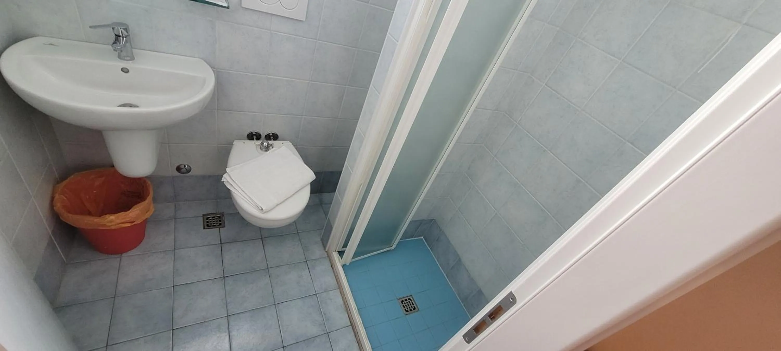 Shower in Hotel Santiago