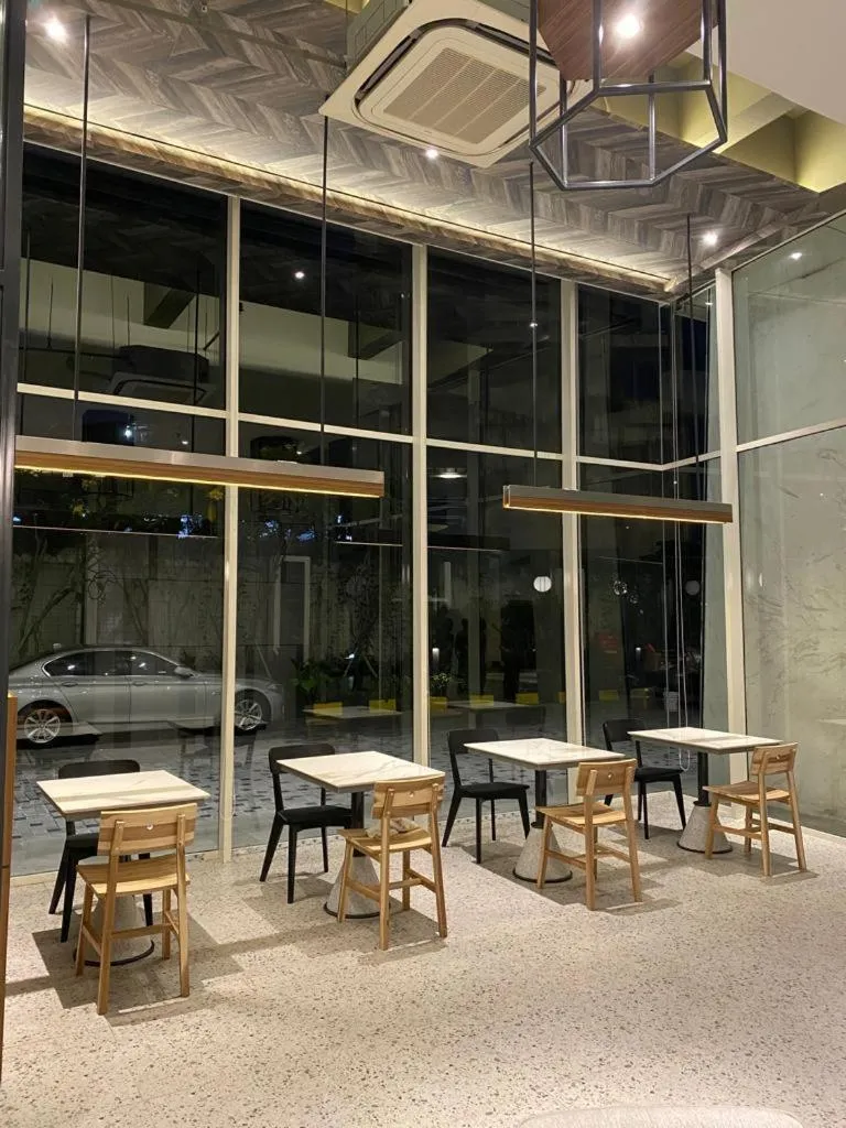 Restaurant/places to eat in Menteng Park Exclusive Emerald